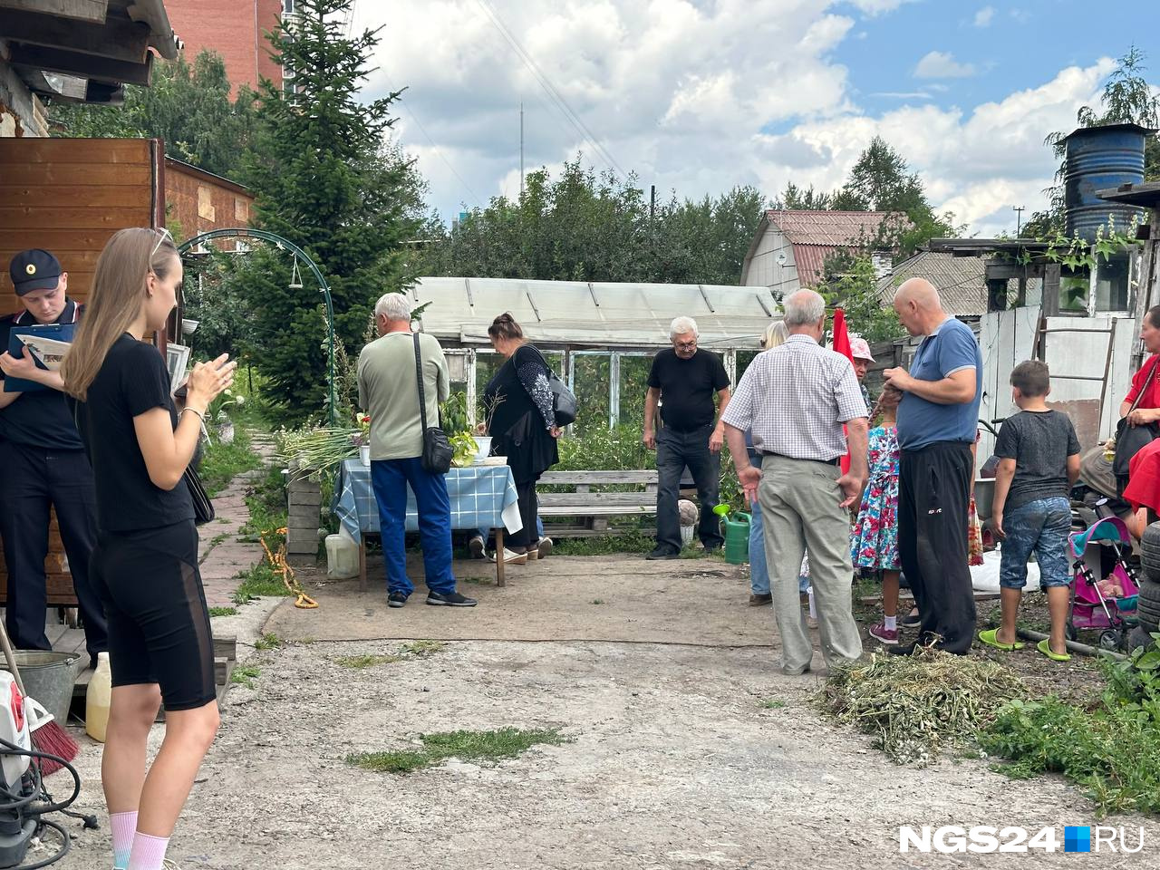 Полицейские попросили людей уйти с дороги Полицейские попросили людей уйти с дороги