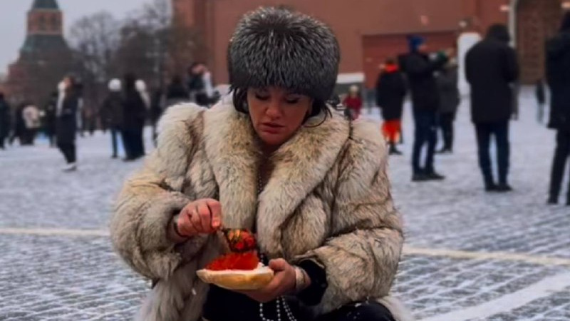 «Россия для грустных». Казанцы поддержали блогершу, задержанную на Красной площади за поедание красной икры