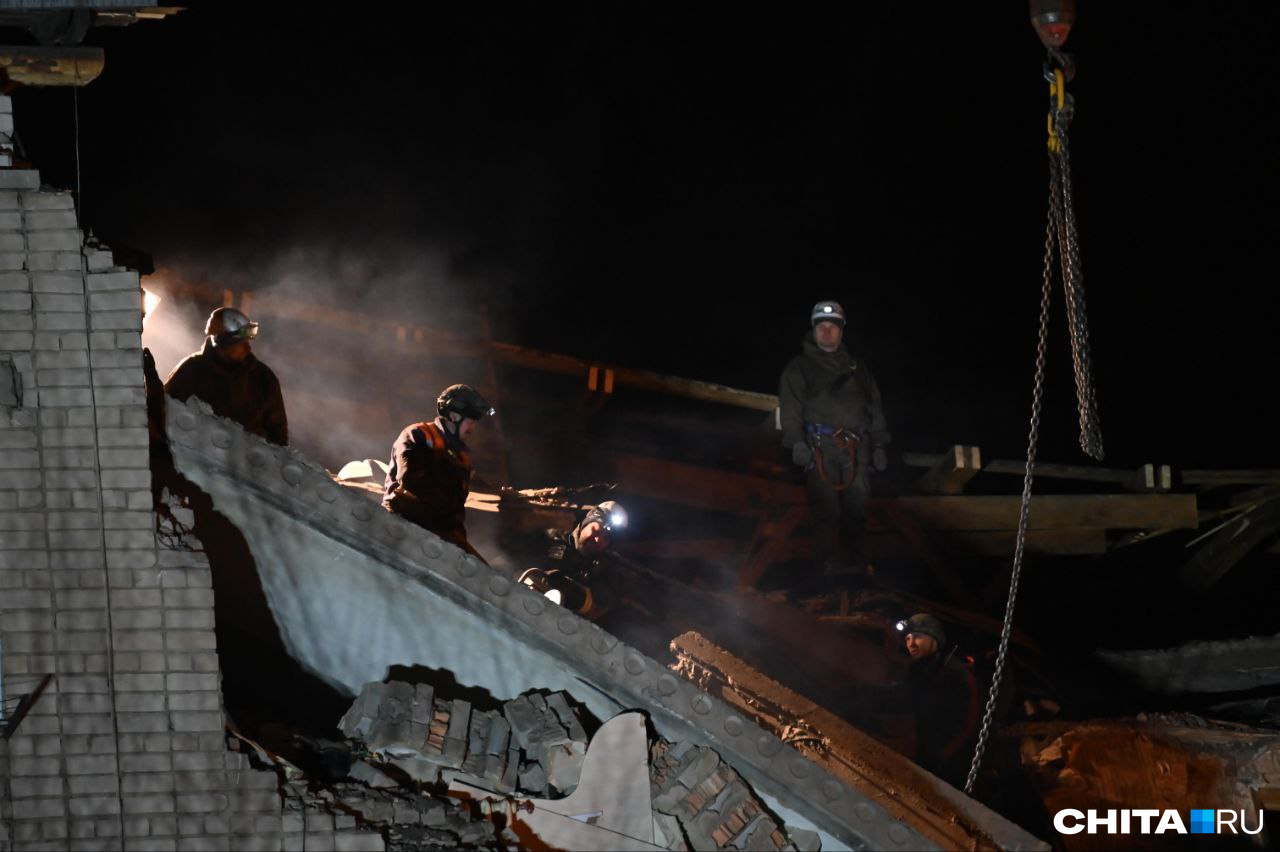 Завалы после взрыва газа в Чите разбирают ночью