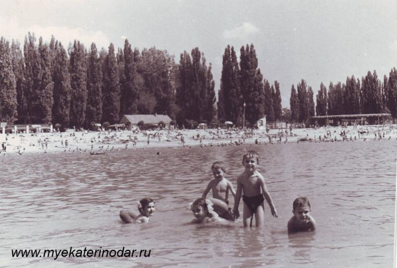 Краснодарцы купаются на Затоне в 1969 году