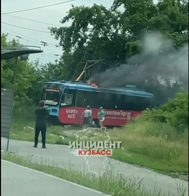 «Произошла техническая неисправность»: трамвай №3 загорелся в Кемерове — всех пассажиров эвакуировали