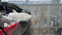 «Какого рожна туда поперли, там нельзя парковаться»: собственник ТК — о падении глыбы льда на машину с ребенком