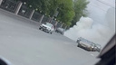 «Всё в дыму»: в Челябинске Range Rover загорелся на ходу. Видео