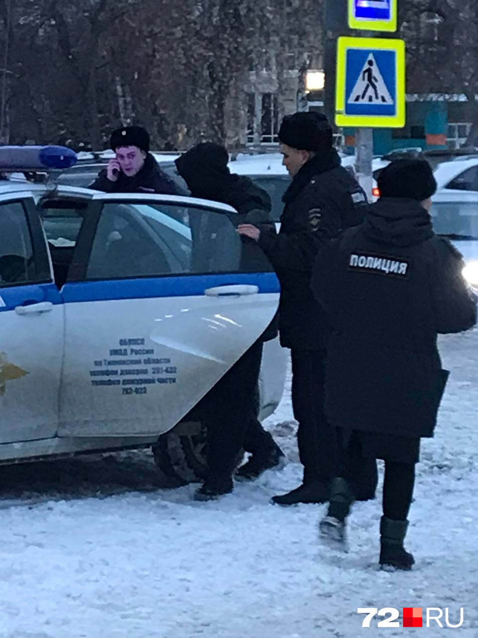 Одного подростка увезли полицейские Одного подростка увезли полицейские