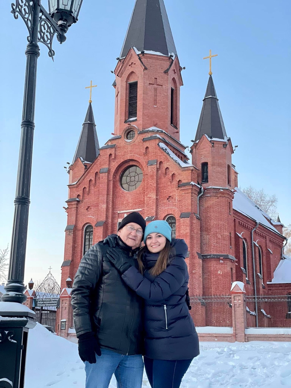 Ана с папой позируют на фоне католического храма Пресвятой Троицы в Тобольске. Им обоим безумно понравился этот город