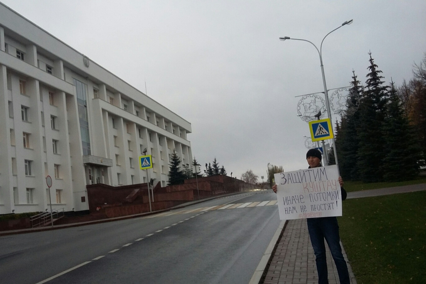 Алсынов пикетирует здание правительства Башкирии в октябре <nobr class="_">2019 года</nobr>‘ title=’Алсынов пикетирует здание правительства Башкирии в октябре <nobr class="_">2019 года</nobr>‘ data-vox=”https://cdn.iportal.ru/preview/news/articles/99de2852913cfda9ce69a11dff432b470434f795_640_480.jpg” itemprop=”contentUrl” class=”_06Zgu”></source></source></source></source></source></source></source></source></picture></div><figcaption class="No+sF">
<p class="BDPZt _1Gdrr vFRhq"><span itemprop="caption">Алсынов пикетирует здание правительства Башкирии в октябре <nobr class="_">2019 года</nobr></span></p>
<div class="_09wK1">
<p itemprop="author" itemscope="itemscope" itemtype="http://schema.org/Person" class="_2O7On _1Gdrr Cgbgl">Фото: <span itemprop="name">Фаиль Алсынов / Vk.com</span></p>
<div class="NHXuY">
<div class="hb5At lN3D2 _33rXE">
<p class="NeIdg"><svg fill="#77808c" width="20" height="15" viewbox="0 0 20 14" stroke-width="1" xmlns="http://www.w3.org/2000/svg"><path d="M11.6667 11.375L20 5.616L11.6667 0V2.47162C11.6667 2.47162 1.985 4.57031 0 13C4.22667 8.58731 11.6667 8.76038 11.6667 8.76038V11.375Z" transform="translate(0 0.794128)"></path></svg>Поделиться</p>
<div class="Wbp18 TFGz0 _0m48j">
<ul class="jp0zF" style="width:212px;">
<li style="margin-right:8px;"><button data-test="btn-share-vk" class="rKAyr _2RrhH" style="width:36px;height:36px;"><svg width="16" height="17"><use xlink:href="/dist/legacy/svg-sprites/jtn-social.7928e29f4a1e8b8df4fd2d2ee7f26713.svg#jtn-social-vk"></use></svg></button></li>
<li style="margin-right:8px;"><button data-test="btn-share-twitter" class="rKAyr _2RrhH" style="width:36px;height:36px;"><svg width="16" height="17"><use xlink:href="/dist/legacy/svg-sprites/jtn-social.7928e29f4a1e8b8df4fd2d2ee7f26713.svg#jtn-social-twitter"></use></svg></button></li>
<li style="margin-right:8px;"><button data-test="btn-share-ok" class="rKAyr _2RrhH" style="width:36px;height:36px;"><svg width="16" height="17"><use xlink:href="/dist/legacy/svg-sprites/jtn-social.7928e29f4a1e8b8df4fd2d2ee7f26713.svg#jtn-social-ok"></use></svg></button></li>
<li style="margin-right:8px;"><button data-test="btn-share-telegram" class="rKAyr _2RrhH" style="width:36px;height:36px;"><svg width="16" height="17"><use xlink:href="/dist/legacy/svg-sprites/jtn-social.7928e29f4a1e8b8df4fd2d2ee7f26713.svg#jtn-social-telegram"></use></svg></button></li>
<li style="margin-right:0px;"><button data-test="btn-share-wa" class="rKAyr _2RrhH" style="width:36px;height:36px;"><svg width="16" height="17"><use xlink:href="/dist/legacy/svg-sprites/jtn-social.7928e29f4a1e8b8df4fd2d2ee7f26713.svg#jtn-social-wa"></use></svg></button></li>
</ul>
</div>
</div>
</div>
</div>
</figcaption></figure>
<div class="qQq9J">
<div>
<p>Как бы то ни было, раскол в «Башкорте»** быстро забылся из-за взрывного роста популярности движения, которому способствовало несколько факторов. Одним из них была резонансная <a href="https://ufa1.ru/text/criminal/2018/10/01/65451701/" class="_ io-leave-page">массовая драка с чеченцами в селе Темясово Баймакского района</a> в сентябре 2018 года, которую активно обсуждали и комментировали активисты движения. Другим и, может, даже более значительным — <a href="https://ufa1.ru/text/gorod/2020/08/08/69410386/" class="_ io-leave-page">эскалация конфликта вокруг башкирских шиханов</a>. </p>
<p>В тот период «Башкирская содовая компания» (БСК), крупнейший производитель кальцинированной соды в стране, искала новый источник сырья взамен срытому под основание шихану Шахтау. Предприятие претендовало на разработку Торатау, что вызвало большое общественное возмущение. Глава республики Рустэм Хамитов тогда призвал «искать альтернативные варианты» и наказал «Торатау не трогать».</p>
</div>
</div>
<div data-status="" data-placement="inline" class="Myw1Z iaZSL PDM4p ljQr4 Bgux0 XmulL" style="min-height:300px;max-height:300px;--creative-height:300px;"><lazyhydrate ssronly="true"></p>
<div>
<div id="inline_m-29"></div>
</p></div>
<p></lazyhydrate></div>
<div class="qQq9J">
<div>
<p>Уже при новом губернаторе Радие Хабирове было принято решение дать БСК разрабатывать шихан Куштау. Компания в 2019 году даже получила лицензию, однако это встретило массовое недовольство среди активистов, что в итоге <a href="https://ufa1.ru/text/ecology/2021/08/15/70058681/" class="_ io-leave-page">вылилось в громкие протесты на горе летом 2020 года</a>. Это был звездный час для Алсынова — одного из самых заметных лидеров борьбы за шихан. В ходе протестов его арестовали на 10 суток. Когда он освободился, его встречали больше полусотни сторонников, а сам он <a href="https://ufa1.ru/text/incidents/2020/08/26/69442480/" class="_ io-leave-page">вышел к ним в национальном башкирском костюме и произнес слова благодарности за поддержку</a>.</p>
<h2 id="rokovoe-zoloto" class="header">Роковое золото</h2>
<p>Радий Хабиров «Башкорт»** явно не жаловал — именно при новом главе республики движение было признано экстремистским, также он отказался разговаривать с его активистами по итогам протестов на Куштау в 2020 году. Беседовать с ним пришли Руслан Нуртдинов и Урал Байбулатов, которых некоторые представители националистического движения <a href="https://ufa1.ru/text/incidents/2020/08/21/69434383/" class="_ io-leave-page">впоследствии назвали «засланцами»</a>.</p>
</div>
</div>
<div data-status="" data-placement="inline" class="Myw1Z V8MR1 POHrm Bgux0"><lazyhydrate ssronly="true"></p>
<div>
<div id="inline_d-31"></div>
</p></div>
<p></lazyhydrate></div>
<div data-status="" data-placement="inline" class="Myw1Z iaZSL PDM4p ljQr4 Bgux0 XmulL" style="min-height:300px;max-height:300px;--creative-height:300px;"><lazyhydrate ssronly="true"></p>
<div>
<div id="inline_m-32"></div>
</p></div>
<p></lazyhydrate></div>
<div class="qQq9J">
<div>
<p>Впрочем, и с ними Хабиров повел себя своеобразно, <a href="https://ufa1.ru/text/incidents/2020/08/21/69434794/" class="_ io-leave-page">демонстративно отказавшись сесть напротив них</a> в ходе переговоров в правительстве. В итоге беседа Хабирова и активистов не продлилась и десяти минут — общественники <a href="https://ufa1.ru/text/incidents/2020/08/21/69434665/" class="_ io-leave-page">покинули «белый дом», высказав свои требования</a>. В последующие годы Нуртдинов станет сторонником оппозиционера Алексея Навального и <a href="https://ufa1.ru/text/incidents/2021/03/13/69810500/" class="_ io-leave-page">приобретет известность в таком качестве</a>, то же самое <a href="https://ufa1.ru/text/incidents/2021/01/28/69731666/" class="_ io-leave-page">произойдет и с Байбулатовым</a>. Примечательно, что в течение 2022 года последний также отметится критикой Руслана Габбасова*.</p>
</div>
</div>
<figure itemscope="itemscope" itemtype="http://schema.org/ImageObject" class="J7DNv I1v1s veu9i">
<div data-hyb-ssp-in-image-overlay="61655fcc4d506e9b8428cf5b" class="iqVqR"><picture class="sDd50"><source srcset="https://cdn.iportal.ru/preview/news/articles/fff0451aa0f5698c2f897012bf8047a00c2c6005_599.jpg.webp-portal" media="(max-width: 599px)" type="image/webp"><source srcset="https://cdn.iportal.ru/preview/news/articles/fff0451aa0f5698c2f897012bf8047a00c2c6005_599.jpg" media="(max-width: 599px)"><source srcset="https://cdn.iportal.ru/preview/news/articles/fff0451aa0f5698c2f897012bf8047a00c2c6005_844.jpg.webp-portal" media="(min-width: 600px, max-width: 899px)" type="image/webp"><source srcset="https://cdn.iportal.ru/preview/news/articles/fff0451aa0f5698c2f897012bf8047a00c2c6005_844.jpg" media="(min-width: 600px, max-width: 899px)"><source srcset="https://cdn.iportal.ru/preview/news/articles/fff0451aa0f5698c2f897012bf8047a00c2c6005_960.jpg.webp-portal" media="(min-width: 900px, max-width: 1279px)" type="image/webp"><source srcset="https://cdn.iportal.ru/preview/news/articles/fff0451aa0f5698c2f897012bf8047a00c2c6005_960.jpg" media="(min-width: 900px, max-width: 1279px)"><source srcset="https://cdn.iportal.ru/preview/news/articles/fff0451aa0f5698c2f897012bf8047a00c2c6005_727.jpg.webp-portal" media="(min-width: 1280px)" type="image/webp"><source srcset="https://cdn.iportal.ru/preview/news/articles/fff0451aa0f5698c2f897012bf8047a00c2c6005_727.jpg" media="(min-width: 1280px)"><img decoding="async" src="https://cdn.iportal.ru/preview/news/articles/fff0451aa0f5698c2f897012bf8047a00c2c6005_1600.jpg" alt="Алсынов на Куштау" title="Алсынов на Куштау" data-vox="https://cdn.iportal.ru/preview/news/articles/fff0451aa0f5698c2f897012bf8047a00c2c6005_640_480.jpg" itemprop="contentUrl" class="_06Zgu"></source></source></source></source></source></source></source></source></picture></div><figcaption class="No+sF">
<p class="BDPZt _1Gdrr vFRhq"><span itemprop="caption">Алсынов на Куштау</span></p>
<div class="_09wK1">
<p itemprop="author" itemscope="itemscope" itemtype="http://schema.org/Person" class="_2O7On _1Gdrr Cgbgl">Фото: <span itemprop="name">Фаиль Алсынов / Vk.com</span></p>
<div class="NHXuY">
<div class="hb5At lN3D2 _33rXE">
<p class="NeIdg"><svg fill="#77808c" width="20" height="15" viewbox="0 0 20 14" stroke-width="1" xmlns="http://www.w3.org/2000/svg"><path d="M11.6667 11.375L20 5.616L11.6667 0V2.47162C11.6667 2.47162 1.985 4.57031 0 13C4.22667 8.58731 11.6667 8.76038 11.6667 8.76038V11.375Z" transform="translate(0 0.794128)"></path></svg>Поделиться</p>
<div class="Wbp18 TFGz0 _0m48j">
<ul class="jp0zF" style="width:212px;">
<li style="margin-right:8px;"><button data-test="btn-share-vk" class="rKAyr _2RrhH" style="width:36px;height:36px;"><svg width="16" height="17"><use xlink:href="/dist/legacy/svg-sprites/jtn-social.7928e29f4a1e8b8df4fd2d2ee7f26713.svg#jtn-social-vk"></use></svg></button></li>
<li style="margin-right:8px;"><button data-test="btn-share-twitter" class="rKAyr _2RrhH" style="width:36px;height:36px;"><svg width="16" height="17"><use xlink:href="/dist/legacy/svg-sprites/jtn-social.7928e29f4a1e8b8df4fd2d2ee7f26713.svg#jtn-social-twitter"></use></svg></button></li>
<li style="margin-right:8px;"><button data-test="btn-share-ok" class="rKAyr _2RrhH" style="width:36px;height:36px;"><svg width="16" height="17"><use xlink:href="/dist/legacy/svg-sprites/jtn-social.7928e29f4a1e8b8df4fd2d2ee7f26713.svg#jtn-social-ok"></use></svg></button></li>
<li style="margin-right:8px;"><button data-test="btn-share-telegram" class="rKAyr _2RrhH" style="width:36px;height:36px;"><svg width="16" height="17"><use xlink:href="/dist/legacy/svg-sprites/jtn-social.7928e29f4a1e8b8df4fd2d2ee7f26713.svg#jtn-social-telegram"></use></svg></button></li>
<li style="margin-right:0px;"><button data-test="btn-share-wa" class="rKAyr _2RrhH" style="width:36px;height:36px;"><svg width="16" height="17"><use xlink:href="/dist/legacy/svg-sprites/jtn-social.7928e29f4a1e8b8df4fd2d2ee7f26713.svg#jtn-social-wa"></use></svg></button></li>
</ul>
</div>
</div>
</div>
</div>
</figcaption></figure>
<div data-status="" data-placement="inline" class="Myw1Z iaZSL PDM4p ljQr4 Bgux0 XmulL" style="min-height:300px;max-height:300px;--creative-height:300px;"><lazyhydrate ssronly="true"></p>
<div>
<div id="inline_m-35"></div>
</p></div>
<p></lazyhydrate></div>
<div class="qQq9J">
<div>
<p>Что же до Алсынова, то он после протестов на Куштау продолжил действовать именно как национальный активист. После признания экстремистским движение «Башкорт»** фактически прекратило свою деятельность. К тому моменту Алсынов уже покинул пост ее руководителя. После Куштау к нему было приковано повышенное внимание правоохранительных органов, в связи с чем активиста многократно штрафовали и арестовывали по разным причинам — от нарушения правил тонировки стекол до неповиновения сотрудникам полиции.</p>
<p>Алсынов участвовал во <a href="https://ufa1.ru/text/ecology/2022/02/22/70462742/" class="_ io-leave-page">флешмобе против передачи земли в Ишимбайском районе французским инвесторам</a> в феврале 2022 года. Тогда жителей встревожило то, что привозные пчелы на пасеках, построенных иностранцами, могут погубить аборигенную башкирскую пчелу. После этой протестной акции Алсынова, по его словам, оштрафовали как ее организатора. Сам он утверждал, что лишь поддержал флешмоб.</p>
</div>
</div>
<div data-status="" data-placement="inline" class="Myw1Z iaZSL PDM4p ljQr4 Bgux0 XmulL" style="min-height:300px;max-height:300px;--creative-height:300px;"><lazyhydrate ssronly="true"></p>
<div>
<div id="inline_m-37"></div>
</p></div>
<p></lazyhydrate></div>
<div class="qQq9J">
<div>
<p>В дальнейшем активист принял участие в протестах против золотодобычи в башкирском Зауралье. Эти массовые акции спровоцировал <a href="https://ufa1.ru/text/economics/2021/09/06/70113626/" class="_ io-leave-page">многолетний произвол «черных копателей» в нескольких районах республики</a>. Власти также пытались реагировать на возмущение жителей, но получалось это зачастую крайне неудачно.</p>
</div>
</div>
<figure itemscope="itemscope" itemtype="http://schema.org/ImageObject" class="J7DNv I1v1s veu9i">
<div data-hyb-ssp-in-image-overlay="61655fcc4d506e9b8428cf5b" class="iqVqR"><picture class="sDd50"><source srcset="https://cdn.iportal.ru/preview/news/articles/bbf9810ed9b443e49047b65feb0972410d8e3652_599.jpg.webp-portal" media="(max-width: 599px)" type="image/webp"><source srcset="https://cdn.iportal.ru/preview/news/articles/bbf9810ed9b443e49047b65feb0972410d8e3652_599.jpg" media="(max-width: 599px)"><source srcset="https://cdn.iportal.ru/preview/news/articles/bbf9810ed9b443e49047b65feb0972410d8e3652_844.jpg.webp-portal" media="(min-width: 600px, max-width: 899px)" type="image/webp"><source srcset="https://cdn.iportal.ru/preview/news/articles/bbf9810ed9b443e49047b65feb0972410d8e3652_844.jpg" media="(min-width: 600px, max-width: 899px)"><source srcset="https://cdn.iportal.ru/preview/news/articles/bbf9810ed9b443e49047b65feb0972410d8e3652_960.jpg.webp-portal" media="(min-width: 900px, max-width: 1279px)" type="image/webp"><source srcset="https://cdn.iportal.ru/preview/news/articles/bbf9810ed9b443e49047b65feb0972410d8e3652_960.jpg" media="(min-width: 900px, max-width: 1279px)"><source srcset="https://cdn.iportal.ru/preview/news/articles/bbf9810ed9b443e49047b65feb0972410d8e3652_727.jpg.webp-portal" media="(min-width: 1280px)" type="image/webp"><source srcset="https://cdn.iportal.ru/preview/news/articles/bbf9810ed9b443e49047b65feb0972410d8e3652_727.jpg" media="(min-width: 1280px)"><img decoding="async" src="https://cdn.iportal.ru/preview/news/articles/bbf9810ed9b443e49047b65feb0972410d8e3652_1032.jpg" alt="Приехавший договариваться с деревенскими жителями вице-премьер Азамат Абдрахманов реагирует на гневные выкрики толпы в свой адрес" title="Приехавший договариваться с деревенскими жителями вице-премьер Азамат Абдрахманов реагирует на гневные выкрики толпы в свой адрес" data-vox="https://cdn.iportal.ru/preview/news/articles/bbf9810ed9b443e49047b65feb0972410d8e3652_640_480.jpg" itemprop="contentUrl" class="_06Zgu"></source></source></source></source></source></source></source></source></picture></div><figcaption class="No+sF">
<p class="BDPZt _1Gdrr vFRhq"><span itemprop="caption">Приехавший договариваться с деревенскими жителями вице-премьер Азамат Абдрахманов реагирует на гневные выкрики толпы в свой адрес</span></p>
<div class="_09wK1">
<p itemprop="author" itemscope="itemscope" itemtype="http://schema.org/Person" class="_2O7On _1Gdrr Cgbgl">Фото: <span itemprop="name">RusNews / YouTube.com</span></p>
<div class="NHXuY">
<div class="hb5At lN3D2 _33rXE">
<p class="NeIdg"><svg fill="#77808c" width="20" height="15" viewbox="0 0 20 14" stroke-width="1" xmlns="http://www.w3.org/2000/svg"><path d="M11.6667 11.375L20 5.616L11.6667 0V2.47162C11.6667 2.47162 1.985 4.57031 0 13C4.22667 8.58731 11.6667 8.76038 11.6667 8.76038V11.375Z" transform="translate(0 0.794128)"></path></svg>Поделиться</p>
<div class="Wbp18 TFGz0 _0m48j">
<ul class="jp0zF" style="width:212px;">
<li style="margin-right:8px;"><button data-test="btn-share-vk" class="rKAyr _2RrhH" style="width:36px;height:36px;"><svg width="16" height="17"><use xlink:href="/dist/legacy/svg-sprites/jtn-social.7928e29f4a1e8b8df4fd2d2ee7f26713.svg#jtn-social-vk"></use></svg></button></li>
<li style="margin-right:8px;"><button data-test="btn-share-twitter" class="rKAyr _2RrhH" style="width:36px;height:36px;"><svg width="16" height="17"><use xlink:href="/dist/legacy/svg-sprites/jtn-social.7928e29f4a1e8b8df4fd2d2ee7f26713.svg#jtn-social-twitter"></use></svg></button></li>
<li style="margin-right:8px;"><button data-test="btn-share-ok" class="rKAyr _2RrhH" style="width:36px;height:36px;"><svg width="16" height="17"><use xlink:href="/dist/legacy/svg-sprites/jtn-social.7928e29f4a1e8b8df4fd2d2ee7f26713.svg#jtn-social-ok"></use></svg></button></li>
<li style="margin-right:8px;"><button data-test="btn-share-telegram" class="rKAyr _2RrhH" style="width:36px;height:36px;"><svg width="16" height="17"><use xlink:href="/dist/legacy/svg-sprites/jtn-social.7928e29f4a1e8b8df4fd2d2ee7f26713.svg#jtn-social-telegram"></use></svg></button></li>
<li style="margin-right:0px;"><button data-test="btn-share-wa" class="rKAyr _2RrhH" style="width:36px;height:36px;"><svg width="16" height="17"><use xlink:href="/dist/legacy/svg-sprites/jtn-social.7928e29f4a1e8b8df4fd2d2ee7f26713.svg#jtn-social-wa"></use></svg></button></li>
</ul>
</div>
</div>
</div>
</div>
</figcaption></figure>
<div data-status="" data-placement="inline" class="Myw1Z V8MR1 POHrm Bgux0"><lazyhydrate ssronly="true"></p>
<div>
<div id="inline_d-40"></div>
</p></div>
<p></lazyhydrate></div>
<div class="qQq9J">
<div>
<p>Например, беседовать с жителями одной из протестующих деревень в Баймакском районе отправили вице-премьера Башкирии Азамата Абдрахманова. Он широко известен своим поведением на Куштау, когда непосредственно <a href="https://ufa1.ru/text/politics/2023/05/18/72308462/" class="_ io-leave-page">участвовал в разгоне протестующих и ругался на них матом</a>. Неудивительно, что такого переговорщика <a href="https://ufa1.ru/text/ecology/2023/05/26/72332015/" class="_ io-leave-page">жители освистали</a>.</p>
</div>
</div>
<div data-status="" data-placement="inline" class="Myw1Z iaZSL PDM4p ljQr4 Bgux0 XmulL" style="min-height:300px;max-height:300px;--creative-height:300px;"><lazyhydrate ssronly="true"></p>
<div>
<div id="inline_m-42"></div>
</p></div>
<p></lazyhydrate></div>
<div class="qQq9J">
<div>
<p>Впрочем, и Алсынов столкнулся с большими проблемами именно из-за этих протестов. 28 апреля 2023 года в селе Ишмурзино Баймакского района активист выступил на сходе граждан у Дома культуры с очередной своей речью. Он говорил на башкирском и рассуждал о варварских методах добычи полезных ископаемых в районе.</p>
</div>
</div>
<figure itemscope="itemscope" itemtype="http://schema.org/ImageObject" class="J7DNv I1v1s veu9i">
<div data-hyb-ssp-in-image-overlay="61655fcc4d506e9b8428cf5b" class="iqVqR"><picture class="sDd50"><source srcset="https://cdn.iportal.ru/preview/news/articles/2f80f7cb68d05e11a588b4630b226a640058dfee_597.jpg.webp-portal" media="(max-width: 599px)" type="image/webp"><source srcset="https://cdn.iportal.ru/preview/news/articles/2f80f7cb68d05e11a588b4630b226a640058dfee_597.jpg" media="(max-width: 599px)"><source srcset="https://cdn.iportal.ru/preview/news/articles/2f80f7cb68d05e11a588b4630b226a640058dfee_597.jpg.webp-portal" media="(min-width: 600px, max-width: 899px)" type="image/webp"><source srcset="https://cdn.iportal.ru/preview/news/articles/2f80f7cb68d05e11a588b4630b226a640058dfee_597.jpg" media="(min-width: 600px, max-width: 899px)"><source srcset="https://cdn.iportal.ru/preview/news/articles/2f80f7cb68d05e11a588b4630b226a640058dfee_597.jpg.webp-portal" media="(min-width: 900px, max-width: 1279px)" type="image/webp"><source srcset="https://cdn.iportal.ru/preview/news/articles/2f80f7cb68d05e11a588b4630b226a640058dfee_597.jpg" media="(min-width: 900px, max-width: 1279px)"><source srcset="https://cdn.iportal.ru/preview/news/articles/2f80f7cb68d05e11a588b4630b226a640058dfee_597.jpg.webp-portal" media="(min-width: 1280px)" type="image/webp"><source srcset="https://cdn.iportal.ru/preview/news/articles/2f80f7cb68d05e11a588b4630b226a640058dfee_597.jpg" media="(min-width: 1280px)"><img decoding="async" src="https://cdn.iportal.ru/preview/news/articles/2f80f7cb68d05e11a588b4630b226a640058dfee_597.jpg" alt="Фото с того самого выступления Алсынова, которое стоило ему свободы" title="Фото с того самого выступления Алсынова, которое стоило ему свободы" data-vox="https://cdn.iportal.ru/preview/news/articles/2f80f7cb68d05e11a588b4630b226a640058dfee_640_480.jpg" itemprop="contentUrl" class="_06Zgu"></source></source></source></source></source></source></source></source></picture></div><figcaption class="No+sF">
<p class="BDPZt _1Gdrr vFRhq"><span itemprop="caption">Фото с того самого выступления Алсынова, которое стоило ему свободы</span></p>
<div class="_09wK1">
<p itemprop="author" itemscope="itemscope" itemtype="http://schema.org/Person" class="_2O7On _1Gdrr Cgbgl">Фото: <span itemprop="name">Шамиль Абдуллин / Vk.com</span></p>
<div class="NHXuY">
<div class="hb5At lN3D2 _33rXE">
<p class="NeIdg"><svg fill="#77808c" width="20" height="15" viewbox="0 0 20 14" stroke-width="1" xmlns="http://www.w3.org/2000/svg"><path d="M11.6667 11.375L20 5.616L11.6667 0V2.47162C11.6667 2.47162 1.985 4.57031 0 13C4.22667 8.58731 11.6667 8.76038 11.6667 8.76038V11.375Z" transform="translate(0 0.794128)"></path></svg>Поделиться</p>
<div class="Wbp18 TFGz0 _0m48j">
<ul class="jp0zF" style="width:212px;">
<li style="margin-right:8px;"><button data-test="btn-share-vk" class="rKAyr _2RrhH" style="width:36px;height:36px;"><svg width="16" height="17"><use xlink:href="/dist/legacy/svg-sprites/jtn-social.7928e29f4a1e8b8df4fd2d2ee7f26713.svg#jtn-social-vk"></use></svg></button></li>
<li style="margin-right:8px;"><button data-test="btn-share-twitter" class="rKAyr _2RrhH" style="width:36px;height:36px;"><svg width="16" height="17"><use xlink:href="/dist/legacy/svg-sprites/jtn-social.7928e29f4a1e8b8df4fd2d2ee7f26713.svg#jtn-social-twitter"></use></svg></button></li>
<li style="margin-right:8px;"><button data-test="btn-share-ok" class="rKAyr _2RrhH" style="width:36px;height:36px;"><svg width="16" height="17"><use xlink:href="/dist/legacy/svg-sprites/jtn-social.7928e29f4a1e8b8df4fd2d2ee7f26713.svg#jtn-social-ok"></use></svg></button></li>
<li style="margin-right:8px;"><button data-test="btn-share-telegram" class="rKAyr _2RrhH" style="width:36px;height:36px;"><svg width="16" height="17"><use xlink:href="/dist/legacy/svg-sprites/jtn-social.7928e29f4a1e8b8df4fd2d2ee7f26713.svg#jtn-social-telegram"></use></svg></button></li>
<li style="margin-right:0px;"><button data-test="btn-share-wa" class="rKAyr _2RrhH" style="width:36px;height:36px;"><svg width="16" height="17"><use xlink:href="/dist/legacy/svg-sprites/jtn-social.7928e29f4a1e8b8df4fd2d2ee7f26713.svg#jtn-social-wa"></use></svg></button></li>
</ul>
</div>
</div>
</div>
</div>
</figcaption></figure>
<div class="qQq9J">
<div>
<p>Он высказал свое мнение о приезжих, ведущих такую деятельность, — в этих словах впоследствии и увидят «возбуждение ненависти, а также унижение достоинства группы лиц по признакам расы, национальности, языка, происхождения». Сам Алсынов связал свое преследование с инициативой руководства республики. Это предположение основано на том, что среди материалов его уголовного дела обнаружились жалобы на него за подписью Радия Хабирова и замглавы его администрации Искандера Ахметвалеева.</p>
</div>
</div>
<div data-status="" data-placement="inline" class="Myw1Z iaZSL PDM4p ljQr4 Bgux0 XmulL" style="min-height:300px;max-height:300px;--creative-height:300px;"><lazyhydrate ssronly="true"></p>
<div>
<div id="inline_m-46"></div>
</p></div>
<p></lazyhydrate></div>
<div class="qQq9J">
<div>
<p>15 января 2024 года — в день, когда изначально планировалось огласить приговор активисту, — тысячи людей собрались у здания Баймакского райсуда, однако слушание перенесли на <nobr class="_">17-е</nobr> число. В день X суд пришел к выводу о том, что Алсынов все-таки оскорбил «лиц армянской, кавказских национальностей и национальностей Средней Азии», и назначил ему 4 года колонии общего режима.</p>
<h2 id="besporyadki-u-suda" class="header">Беспорядки у суда</h2>
<p>Супругу и мать четверых детей Фаиля Алсынова Галию приговор довел до слез — она затруднилась дать комментарий по этому поводу корреспонденту UFA1.RU. Активист и его защита с решением не согласны и <a href="https://ufa1.ru/text/politics/2024/01/17/73127822/?sharePost=1705471920&utm_source=sharepostonline&utm_medium=ufa1.ru&utm_campaign=73127822_1705471920" class="_ io-leave-page">намерены его обжаловать</a>. В поддержку активиста высказался ряд публичных людей республики, среди которых — <a href="https://ufa1.ru/text/business/2024/01/16/73124858/" class="io-leave-page _">бывший вице-премьер Башкирии, профессор, доктор политических наук Ильдус Илишев</a>.</p>
</div>
</div>
<div data-status="" data-placement="inline" class="Myw1Z V8MR1 POHrm Bgux0"><lazyhydrate ssronly="true"></p>
<div>
<div id="inline_d-48"></div>
</p></div>
<p></lazyhydrate></div>
<div class="qQq9J">
<div>
<p>— Должен сказать, что никогда ранее не складывалась такая сложная социальная, экономическая и общественно-политическая ситуация в Башкортостане, которая сложилась сейчас по причине прежде всего некомпетентного управления республикой ее руководством, — заявил он. — Оно проявляет неспособность и нежелание строить уважительный диалог с населением, которое ставит различные вопросы, связанные с качеством его жизни. При этом особую тревогу вызывает то, с каким маниакальным упорством преследуются лидеры общественного мнения башкирского народа, которые ставят на повестку дня вопросы сохранения родного языка, культуры, экологического баланса и природы родного края.</p>
</div>
</div>
<div data-status="" data-placement="inline" class="Myw1Z iaZSL PDM4p ljQr4 Bgux0 XmulL" style="min-height:300px;max-height:300px;--creative-height:300px;"><lazyhydrate ssronly="true"></p>
<div>
<div id="inline_m-50"></div>
</p></div>
<p></lazyhydrate></div>
<figure class="o4mFj veu9i">
<div class="h8vQf">
<div class="ufgm0 I3K0E">
<div class="di+5R k312O"></div>
<div class="di+5R Eb1YO"></div>
<div class="di+5R yN3ql"></div>
<div class="di+5R eoAhC"></div>
</div>
<div class="_2O7On _2yE30"><span>Еще чуть-чуть и видео загрузится</span></div>
<div class="h3Yu6 eJ2-R"></div>
</div><figcaption class="R92m7">
<div class="BDPZt _1Gdrr _79Qyu"><span>Обращение профессора на русском языке</span></div>
<p class="_2O7On _1Gdrr +Rglp">Видео: <span>Ильдус Илишев / Facebook.com (деятельность запрещена в РФ)</span></p>
</figcaption></figure>
<div class="qQq9J">
<div>
<p>Помимо него, Алсынова поддержали эстрадный певец Рифат Ямлихин, заслуженный артист республики, певец Марсель Кутуев, медиаменеджер и издатель портала «Пруфы.рф» Рауфа Рахимова, поэт Зигат Султанов и другие.</p>
<p>17 января, в день оглашения приговора активисту, у здания суда вновь собралась большая группа сторонников. После того как стало известно, что ему дали четыре года колонии, началась стихийная акция протеста, которая быстро превратилась в стычку с представителями правоохранительных органов, <a href="https://ufa1.ru/text/politics/2024/01/17/73128155/" class="_ io-leave-page">последовали задержания протестующих</a>.</p>
</div>
</div>
<div data-status="" data-placement="inline" class="Myw1Z iaZSL PDM4p ljQr4 Bgux0 XmulL" style="min-height:300px;max-height:300px;--creative-height:300px;"><lazyhydrate ssronly="true"></p>
<div>
<div id="inline_m-53"></div>
</p></div>
<p></lazyhydrate></div>
<figure class="o4mFj veu9i">
<div class="h8vQf">
<div class="ufgm0 I3K0E">
<div class="di+5R k312O"></div>
<div class="di+5R Eb1YO"></div>
<div class="di+5R yN3ql"></div>
<div class="di+5R eoAhC"></div>
</div>
<div class="_2O7On _2yE30"><span>Еще чуть-чуть и видео загрузится</span></div>
<div class="h3Yu6 eJ2-R"></div>
</div><figcaption class="R92m7">
<div class="BDPZt _1Gdrr _79Qyu"><span>Главные события 17 января в коротком видео</span></div>
<p class="_2O7On _1Gdrr +Rglp">Видео: <span>Сеть городских порталов</span></p>
</figcaption></figure>
<div class="qQq9J">
<div>
<p>По сообщениям с места, при разгоне митинга использовались светошумовые гранаты и слезоточивый газ. По всей видимости, силовики заранее предполагали такой сценарий — за день до суда представители органов <a href="https://ufa1.ru/text/politics/2024/01/16/73126331/" class="_ io-leave-page">пришли в дома к нескольким известным активистам</a>, начиная с 16 января в республике наблюдались перебои в работе WhatsApp (принадлежит корпорации Meta, признанной в РФ экстремистской), а в день протестов в Telegram стал недоступен ряд каналов, освещавших происходящее в Баймаке. Все эти события активисты связывали с громким судебным заседанием.</p>
</div>
</div>
<div data-status="" data-placement="inline" class="Myw1Z V8MR1 POHrm Bgux0"><lazyhydrate ssronly="true"></p>
<div>
<div id="inline_d-56"></div>
</p></div>
<p></lazyhydrate></div>
<div data-status="" data-placement="inline" class="Myw1Z iaZSL PDM4p ljQr4 Bgux0 XmulL" style="min-height:300px;max-height:300px;--creative-height:300px;"><lazyhydrate ssronly="true"></p>
<div>
<div id="inline_m-57"></div>
</p></div>
<p></lazyhydrate></div>
<div class="qQq9J">
<div>
<p>В числе заблокированных ресурсов оказался «Куштау Байрам», собственный канал Алсынова, переименованный в «Куштау Байрам» после блокировки оригинального ресурса, «Ирандыкский сабантуй» и канал «Как есть о Башкортостане». Последний был создан как временная замена оппозиционному «Куштау on-line», который <a href="https://ufa1.ru/text/politics/2023/11/10/72900908/" class="_ io-leave-page">заблокировали еще в ноябре</a>. Также 17 января некоторое время был недоступен канал издания RusNews, который освещал происходящее с места событий.</p>
<p>О том, как разгоняли митинг в Баймаке, мы подробно рассказывали <a href="https://ufa1.ru/text/politics/2024/01/17/73127822/" class="_ io-leave-page">в нашей онлайн-трансляции</a> в течение всего дня.</p>
</div>
</div>
<section class="kuNJf onisd">
<div class="LZavh"></div>
<div class="woYlO"></div>
<div class="MJvlG"></div>
<div class="sD83f"></div>
</section>
<div class="qQq9J">
<div>
<p><i class="_">* 22 октября 2022 года Минюст РФ внес активиста Руслана Габбасова в список иностранных агентов, также внесен в список террористов и экстремистов Росфинмониторинга.</i></p>
<p><i class="_">** 22 мая 2020 года Верховный суд Башкирии признал БОО «Башкорт» экстремистской организацией и запретил ее деятельность.</i></p>
</div>
</div>
<div data-status="" data-placement="inline" class="Myw1Z iaZSL PDM4p ljQr4 Bgux0 XmulL" style="min-height:300px;max-height:300px;--creative-height:300px;"><lazyhydrate ssronly="true"></p>
<div>
<div id="inline_m-61"></div>
</p></div>
<p></lazyhydrate></div>
<div class="qQq9J">
<div>
<p><i class="_">*** В отношении Айрата Дильмухаметова пять раз возбуждались уголовные дела по статьям об экстремизме, он внесен в перечень экстремистов и террористов Росфинмониторинга и в данный момент отбывает наказание по аналогичному обвинению.</i></p>
</div>
</div>
</div>
			</div>

						<div class="cs-entry__after-share-buttons">
						<div class="pk-share-buttons-wrap pk-share-buttons-layout-default pk-share-buttons-scheme-bold-bg pk-share-buttons-has-counts pk-share-buttons-has-total-counts pk-share-buttons-after-post pk-share-buttons-mode-php pk-share-buttons-mode-rest" data-post-id="49330" data-share-url="https://ufa2.ru/2024/01/%d0%b0%d1%80%d0%bc%d1%8f%d0%bd%d0%b5-%d0%b7%d0%be%d0%bb%d0%be%d1%82%d0%be-%d0%ba%d1%83%d1%88%d1%82%d0%b0%d1%83-%d0%ba%d1%82%d0%be-%d1%82%d0%b0%d0%ba%d0%be%d0%b9-%d1%84%d0%b0%d0%b8%d0%bb%d1%8c/" >

							<div class="pk-share-buttons-total pk-share-buttons-total-no-count">
												<div class="pk-share-buttons-title pk-font-primary">Total</div>
							<div class="pk-share-buttons-count pk-font-heading">0</div>
							<div class="pk-share-buttons-label pk-font-secondary">Shares</div>
										</div>
				
			<div class="pk-share-buttons-items">

										<div class="pk-share-buttons-item pk-share-buttons-whatsapp pk-share-buttons-no-count" data-id="whatsapp">

							<a href="whatsapp://send?text=https://ufa2.ru/2024/01/%d0%b0%d1%80%d0%bc%d1%8f%d0%bd%d0%b5-%d0%b7%d0%be%d0%bb%d0%be%d1%82%d0%be-%d0%ba%d1%83%d1%88%d1%82%d0%b0%d1%83-%d0%ba%d1%82%d0%be-%d1%82%d0%b0%d0%ba%d0%be%d0%b9-%d1%84%d0%b0%d0%b8%d0%bb%d1%8c/" class="pk-share-buttons-link" target="_blank">

																	<i class="pk-share-buttons-icon pk-icon pk-icon-whatsapp"></i>
								
								
																	<span class="pk-share-buttons-label pk-font-primary">Share</span>
								
																	<span class="pk-share-buttons-count pk-font-secondary">0</span>
															</a>

							
							
													</div>
											<div class="pk-share-buttons-item pk-share-buttons-vkontakte pk-share-buttons-no-count" data-id="vkontakte">

							<a href="https://vk.com/share.php?url=https://ufa2.ru/2024/01/%d0%b0%d1%80%d0%bc%d1%8f%d0%bd%d0%b5-%d0%b7%d0%be%d0%bb%d0%be%d1%82%d0%be-%d0%ba%d1%83%d1%88%d1%82%d0%b0%d1%83-%d0%ba%d1%82%d0%be-%d1%82%d0%b0%d0%ba%d0%be%d0%b9-%d1%84%d0%b0%d0%b8%d0%bb%d1%8c/" class="pk-share-buttons-link" target="_blank">

																	<i class="pk-share-buttons-icon pk-icon pk-icon-vkontakte"></i>
								
								
																	<span class="pk-share-buttons-label pk-font-primary">Like</span>
								
																	<span class="pk-share-buttons-count pk-font-secondary">0</span>
															</a>

							
							
													</div>
								</div>
		</div>
				</div>
			


<div class="cs-entry__comments cs-entry__comments-collapse" id="comments-hidden">

	
	
		<div id="respond" class="comment-respond">
		<h5 class="cs-section-heading cnvs-block-section-heading is-style-cnvs-block-section-heading-default halignleft  "><span class="cnvs-section-title"><span>Добавить комментарий <small><a rel="nofollow" id="cancel-comment-reply-link" href="/2024/01/%d0%b0%d1%80%d0%bc%d1%8f%d0%bd%d0%b5-%d0%b7%d0%be%d0%bb%d0%be%d1%82%d0%be-%d0%ba%d1%83%d1%88%d1%82%d0%b0%d1%83-%d0%ba%d1%82%d0%be-%d1%82%d0%b0%d0%ba%d0%be%d0%b9-%d1%84%d0%b0%d0%b8%d0%bb%d1%8c/#respond" style="display:none;">Отменить ответ</a></small></span></span></h5><form action="https://ufa2.ru/wp-comments-post.php" method="post" id="commentform" class="comment-form" novalidate><p class="comment-notes"><span id="email-notes">Ваш адрес email не будет опубликован.</span> <span class="required-field-message">Обязательные поля помечены <span class="required">*</span></span></p><p class="comment-form-comment"><label for="comment">Комментарий <span class="required">*</span></label> <textarea id="comment" name="comment" cols="45" rows="8" maxlength="65525" required></textarea></p><p class="comment-form-author"><label for="author">Имя <span class="required">*</span></label> <input id="author" name="author" type="text" value="" size="30" maxlength="245" autocomplete="name" required /></p>
<p class="comment-form-email"><label for="email">Email <span class="required">*</span></label> <input id="email" name="email" type="email" value="" size="30" maxlength="100" aria-describedby="email-notes" autocomplete="email" required /></p>
<p class="comment-form-url"><label for="url">Сайт</label> <input id="url" name="url" type="url" value="" size="30" maxlength="200" autocomplete="url" /></p>
<p class="comment-form-cookies-consent"><input id="wp-comment-cookies-consent" name="wp-comment-cookies-consent" type="checkbox" value="yes" /> <label for="wp-comment-cookies-consent">Сохранить моё имя, email и адрес сайта в этом браузере для последующих моих комментариев.</label></p>
<p class="form-submit"><input name="submit" type="submit" id="submit" class="submit" value="Отправить комментарий" /> <input type=