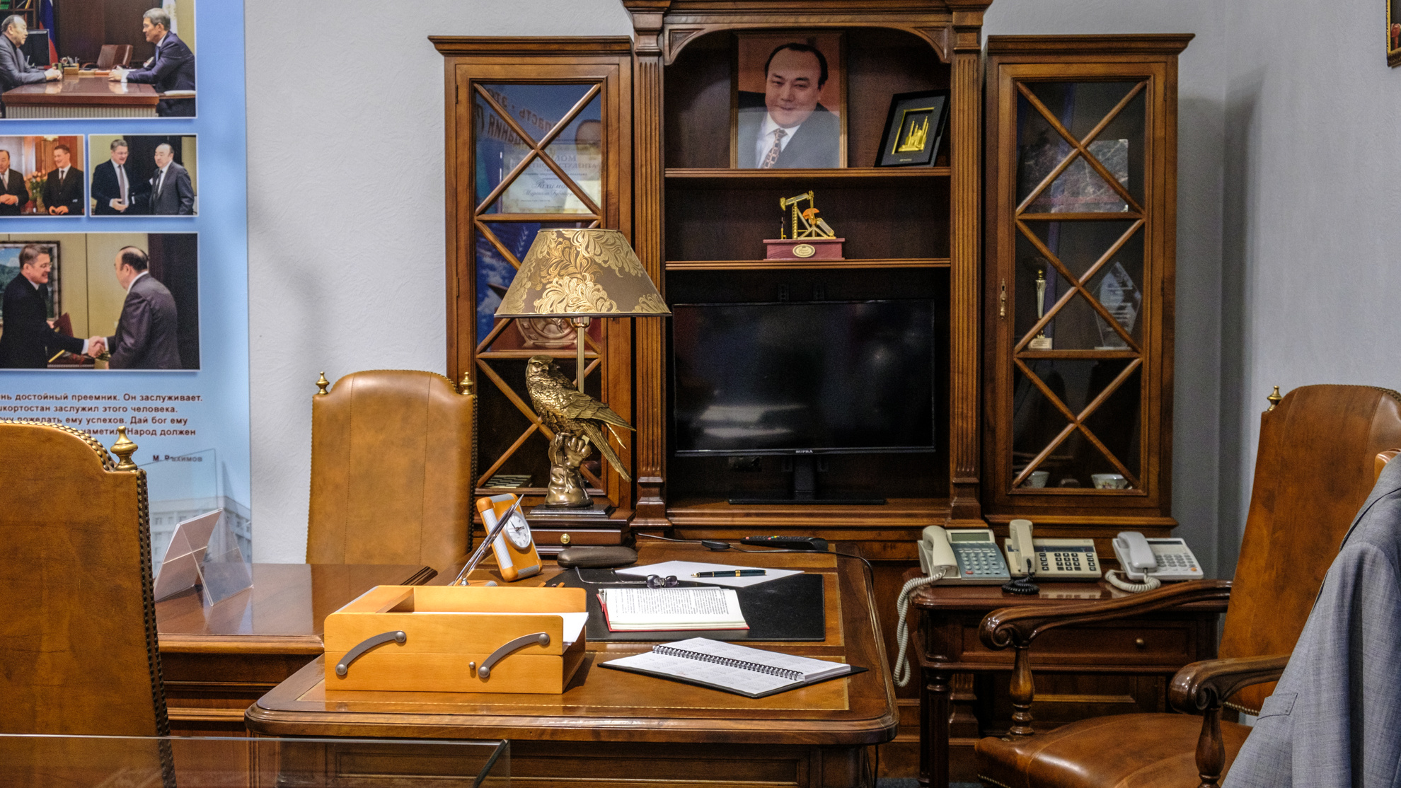 Стол Бабая, присяга президента и пистолет Макарова: разглядываем рабочий кабинет Муртазы Рахимова