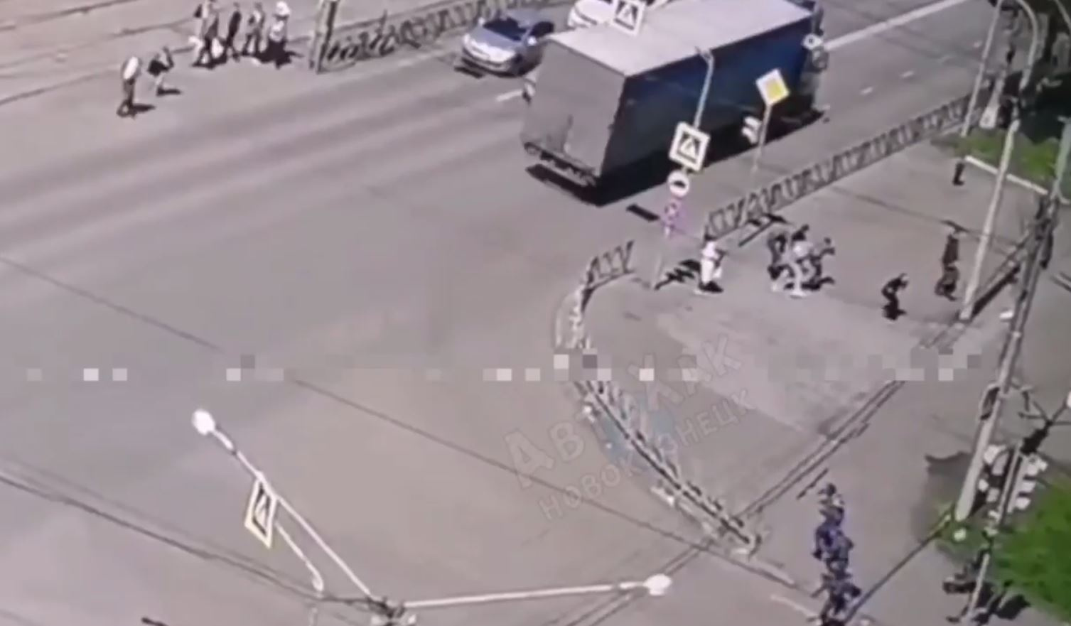 Водитель грузовика в Новокузнецке сорвал троллейбусные провода — они снесли двух пешеходов с ног