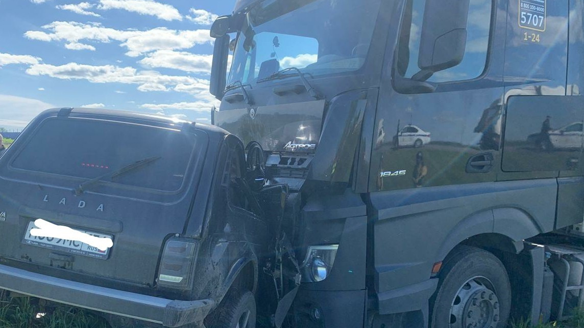 Погибли двое: водитель на «Ладе» выехал на встречку и влетел в грузовик на трассе Р-254 «Иртыш» — фото места ДТП