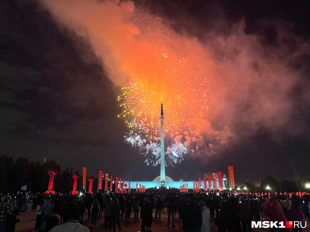 Салют на день победы в москве. Салют на Поклонной горе. Артиллерийский салют 9 мая. Салют Победы в Москве. Артиллерийский салют в Москве.