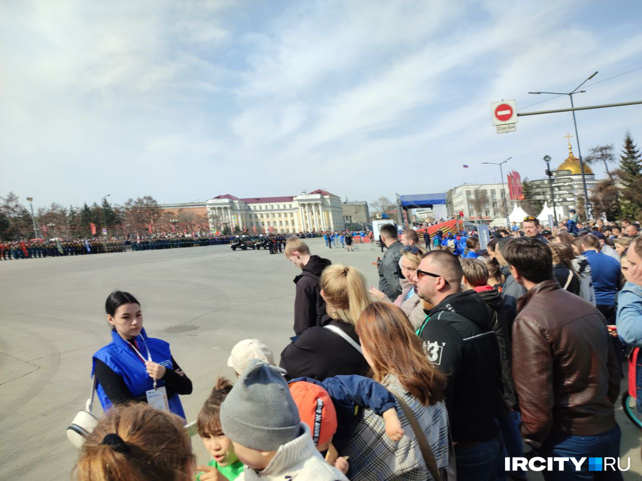 Иркутяне собрались на площади Сперанского, чтобы посмотреть парад