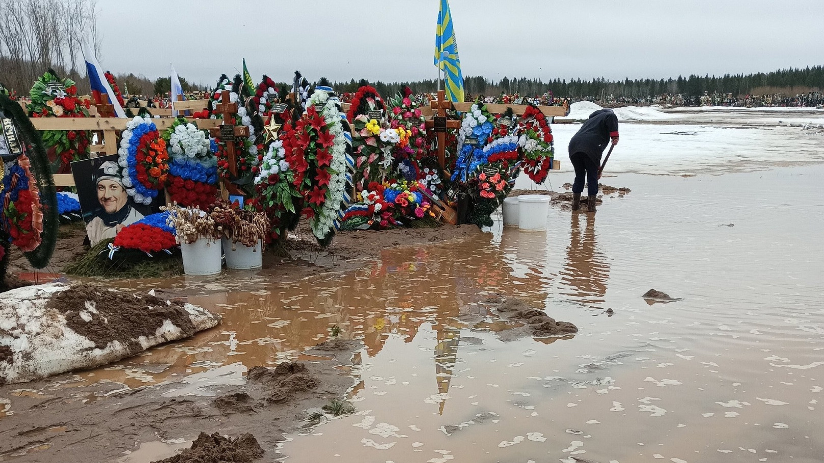 Под Архангельском затопило кладбище, где хоронят участников СВО