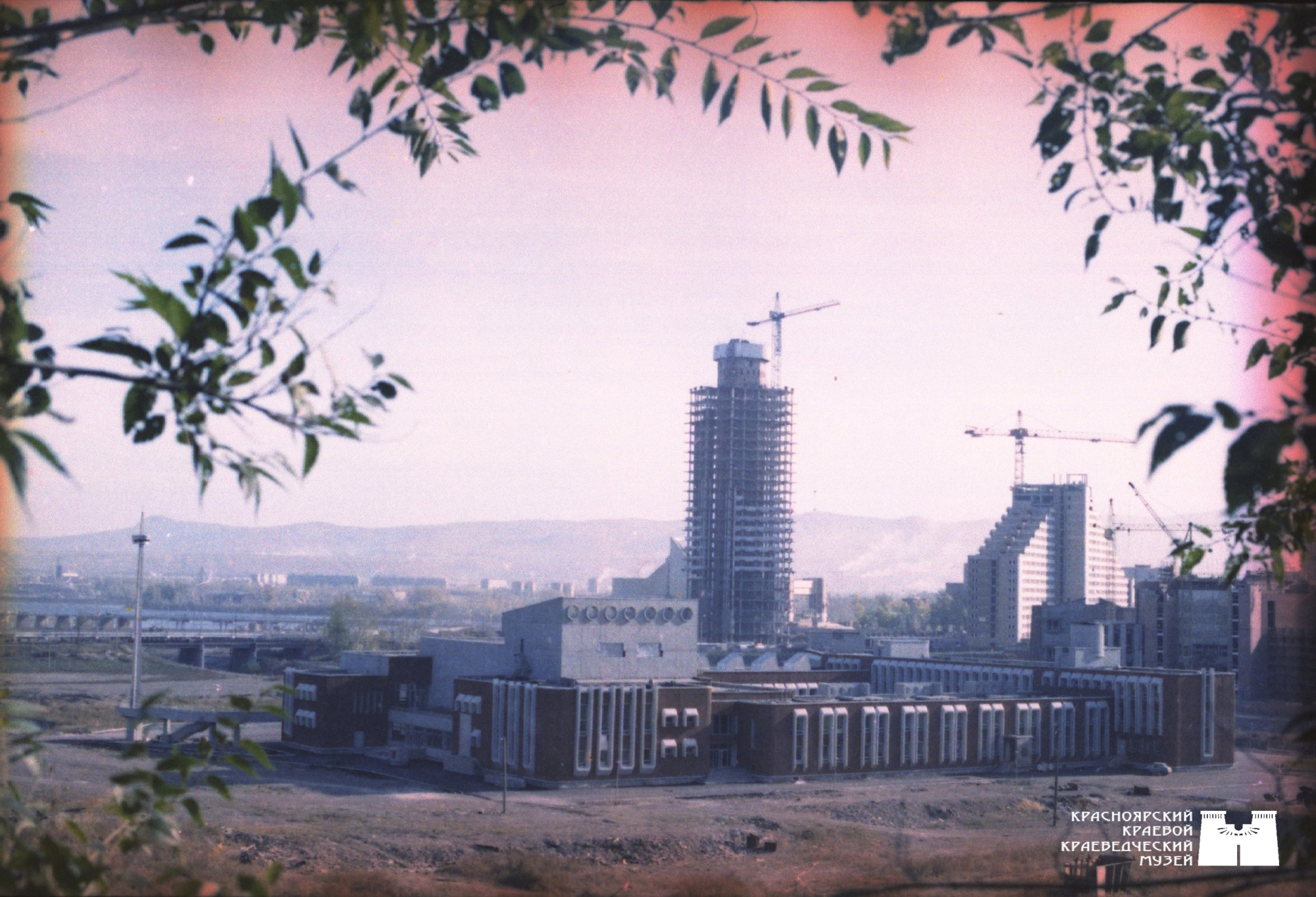 Исторический кадр строительства башни КАТЭКа, 1986 год. Уже построен Дворец пионеров, достраивается офисный центр на Мира, 10. Башня еще не приобрела вид, в котором пробудет 20 лет и который останется в памяти красноярцев культовым