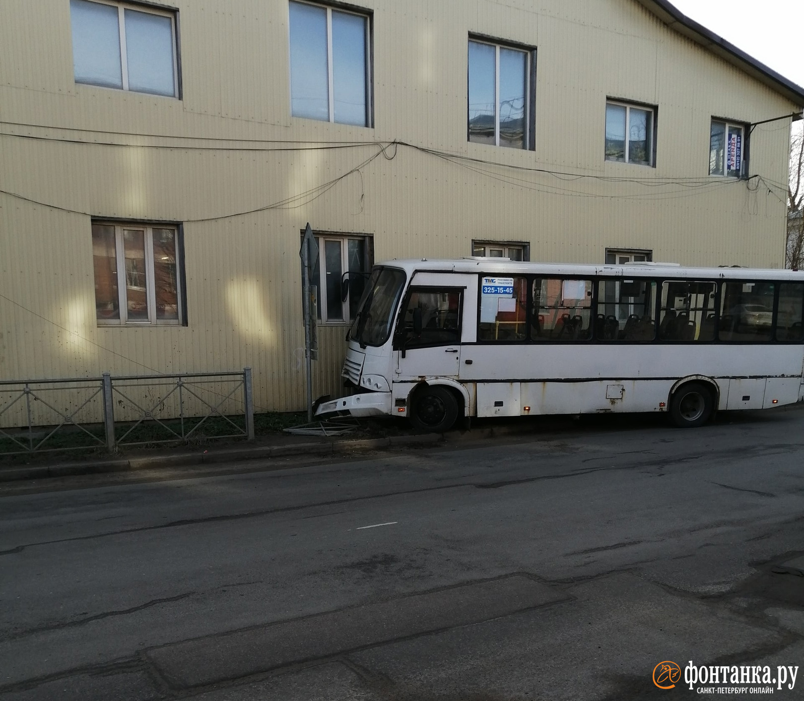 Маршрутка врезалась в дом в Коммунаре. В больницу увезли пожилую пассажирку  | 21.04.2023 | Санкт-Петербург - БезФормата