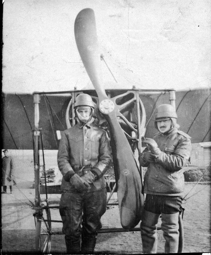 Поручики Б. Н. Фирсов и В. Р. Поплавко у «Блерио-11». Чита, 1912–1913 год
