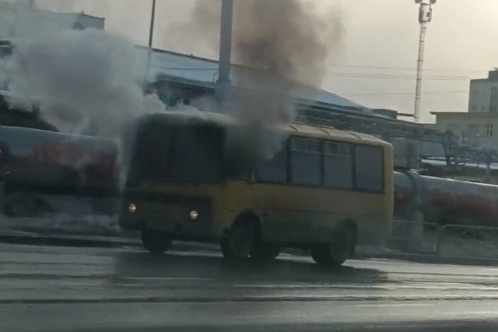 Уже дымящийся автобус у остановки Уже дымящийся автобус у остановки