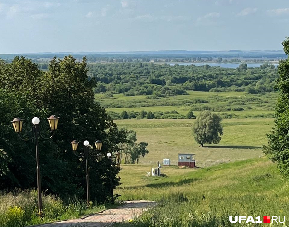 Вдали виднеется река Белая