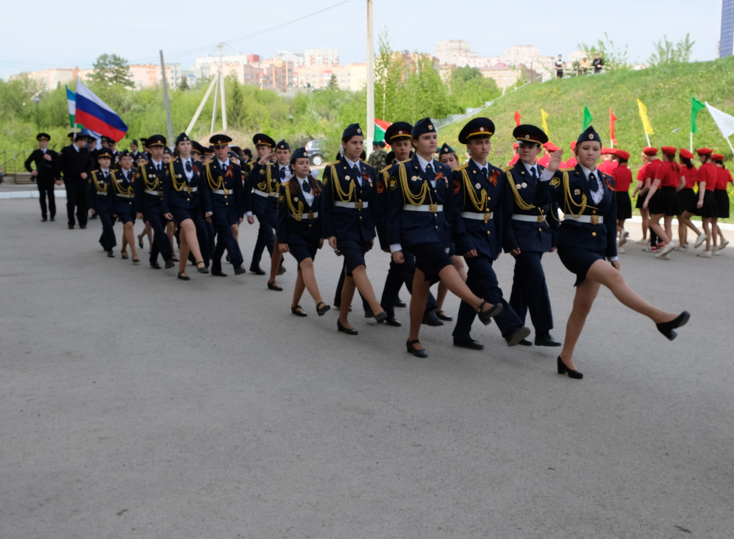 Возле дома прошел настоящий парад