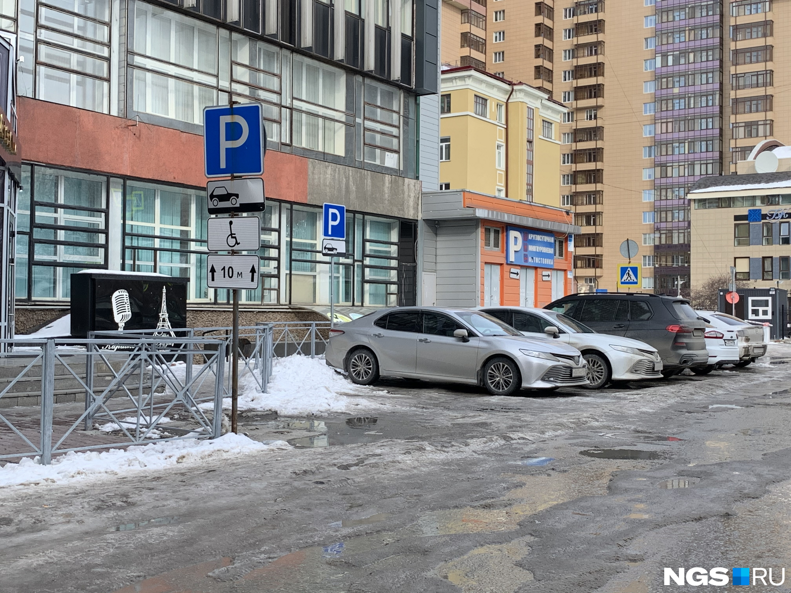 Два знака парковки у Дома быта запутали водителей: как там парковаться? Ответ юриста