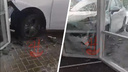 В Новосибирске автомобиль прошиб стеклянную стену магазина — видео с места