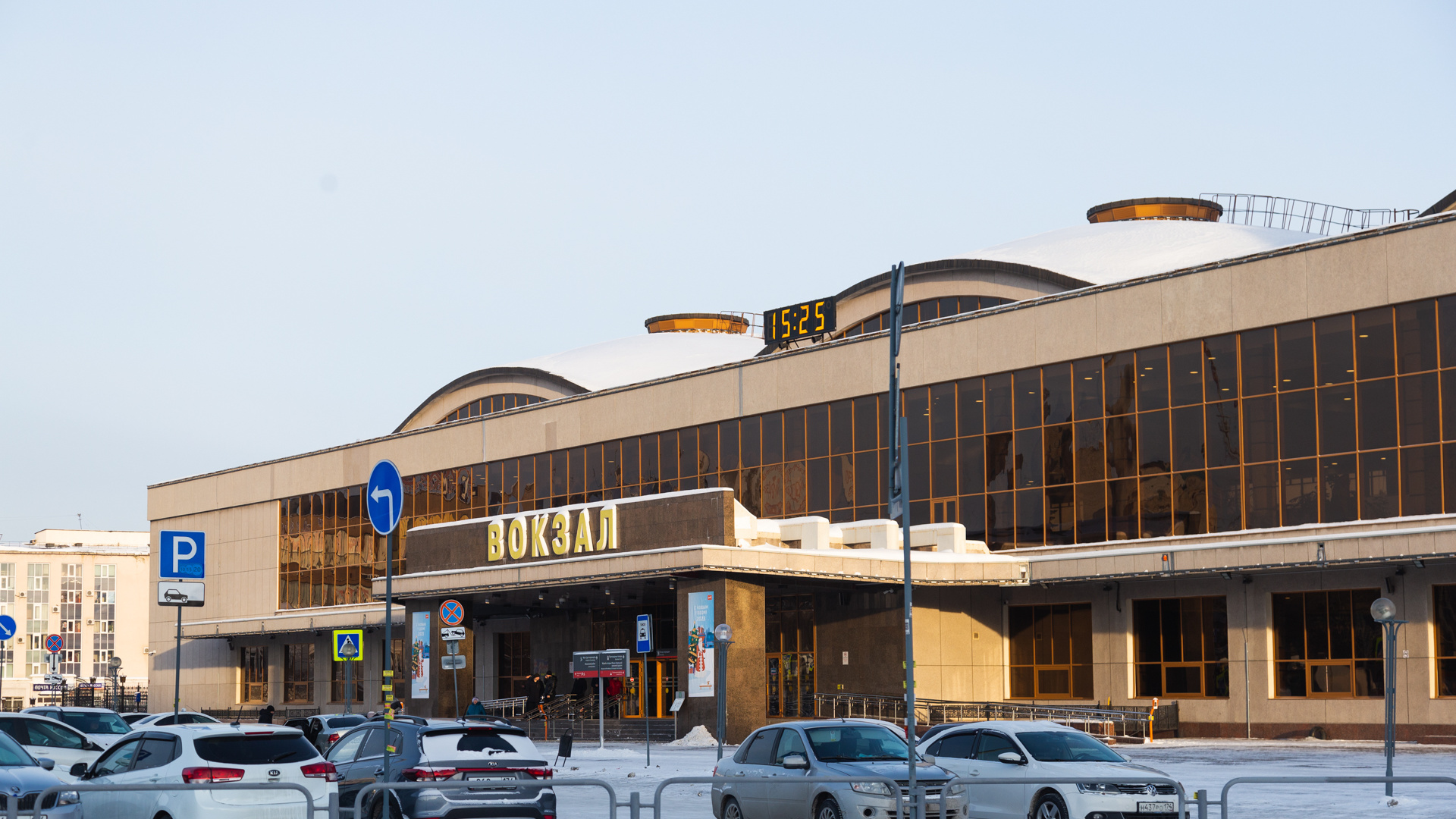 Уютный, красивый, но есть проблемы: пассажиры оценили железнодорожный вокзал Челябинска