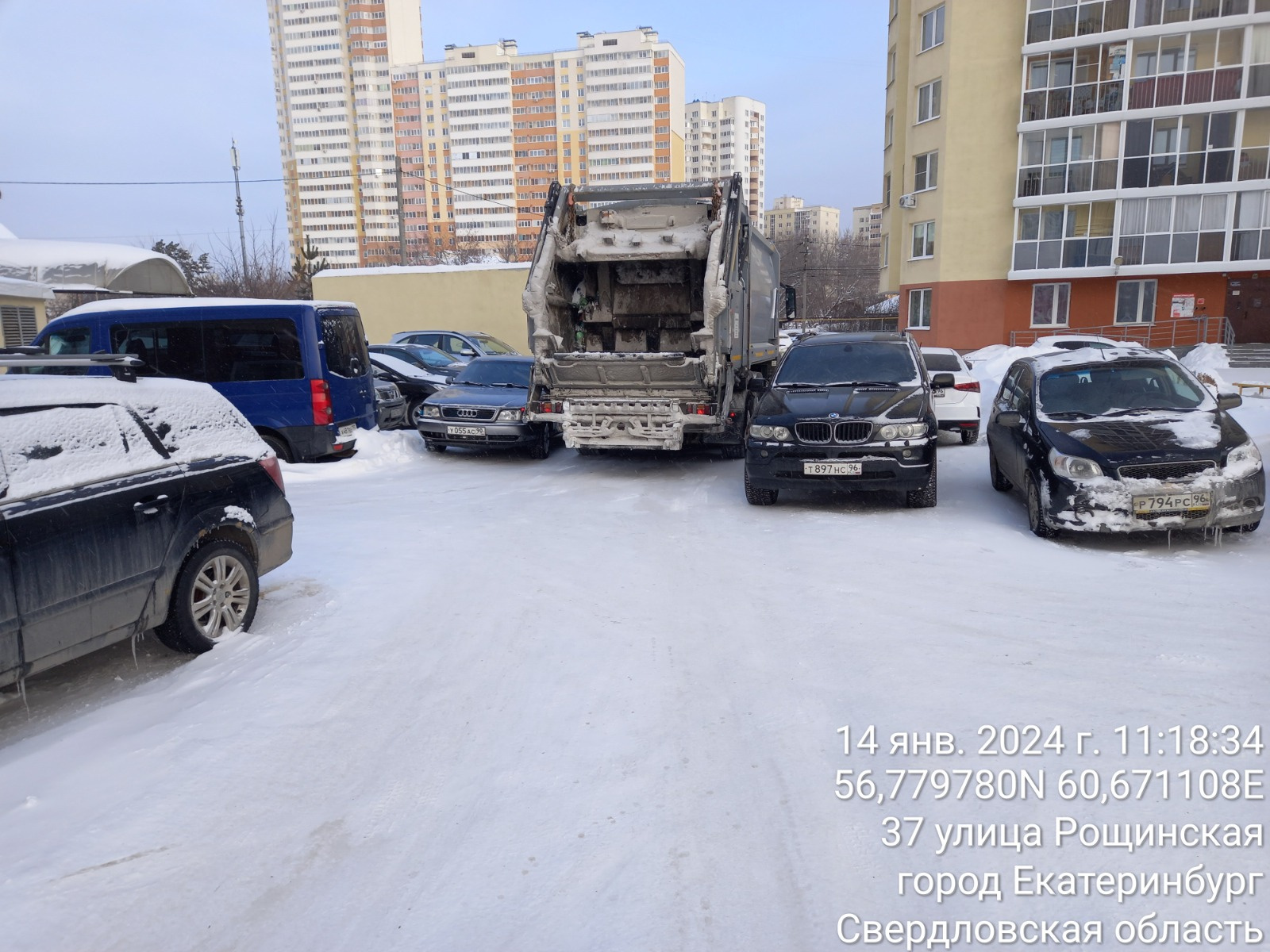 Коммунальщики объяснили, почему в Екатеринбурге переполнены мусорные баки. Виноваты жители
