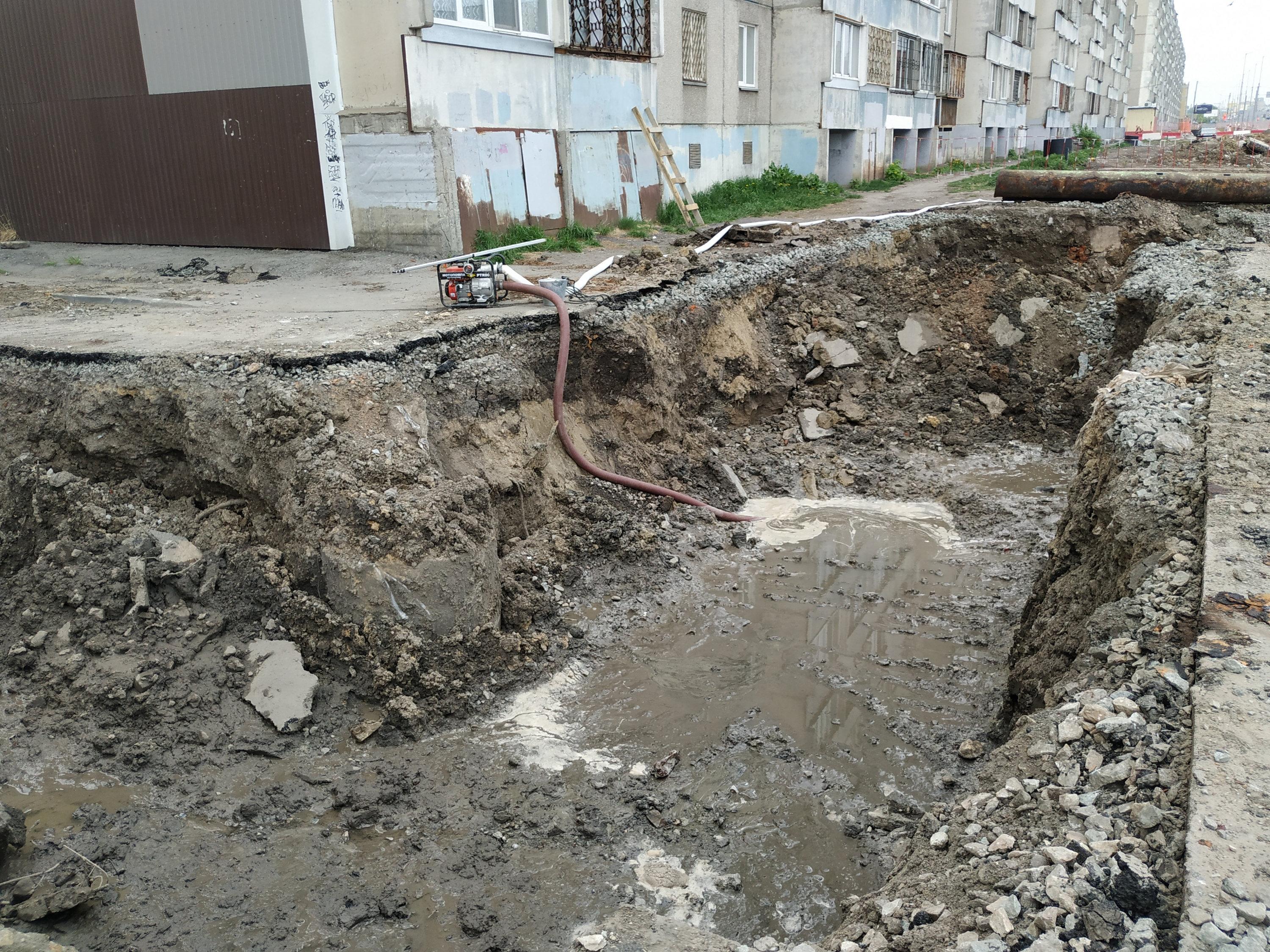 Коммунальщики меняют вдоль домов сети. Затем здесь будет обустроен тротуар Коммунальщики меняют вдоль домов сети. Затем здесь будет обустроен тротуар