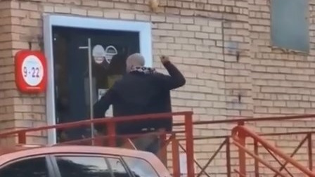 Житель Подмосковья набросился с ножом на <nobr class="_">16-летнего</nobr> подростка и разгромил алкогольный магазин: видео