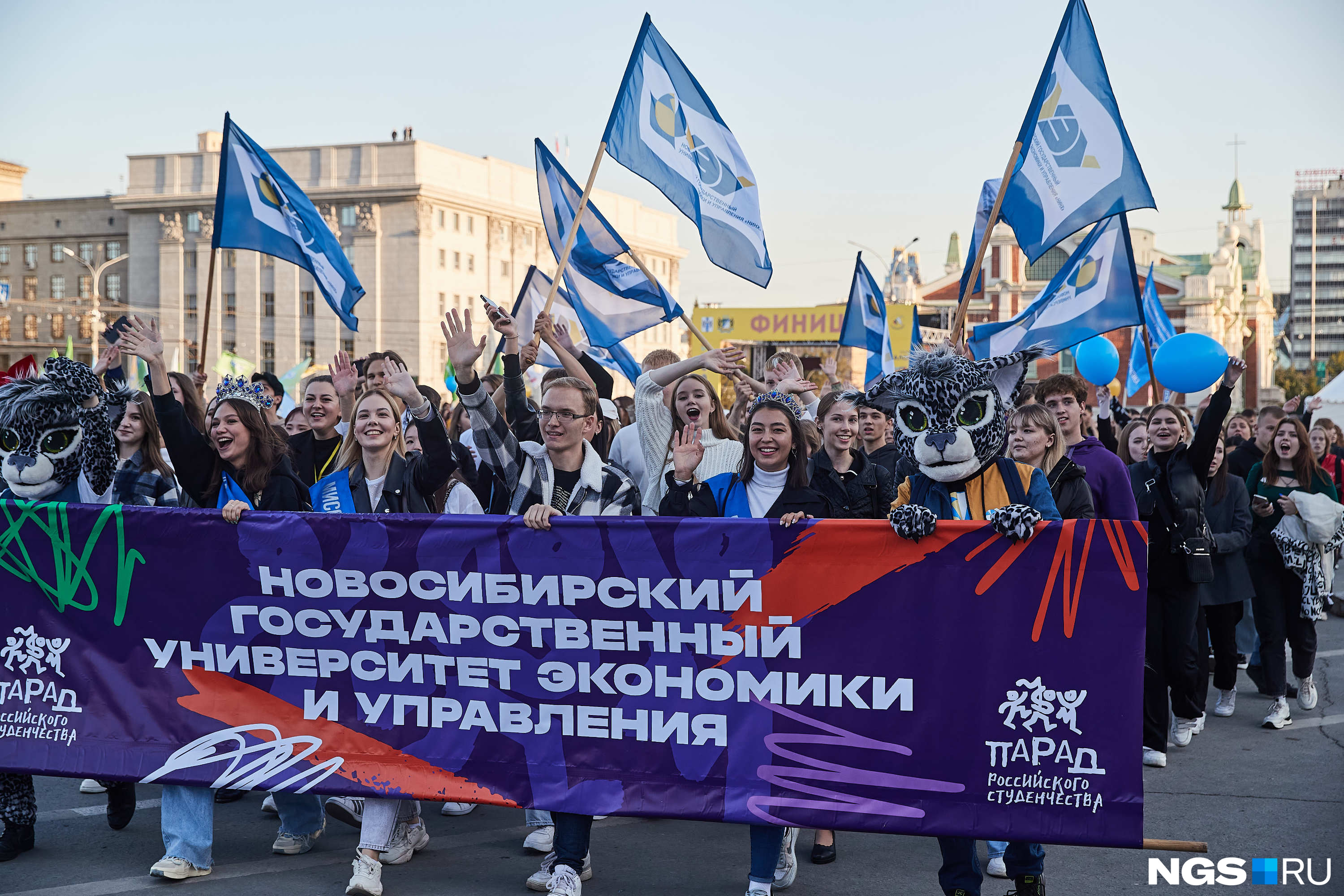 На шествии можно было заметить людей с флагами России и транспарантами, на которых указаны названия учебных заведений.