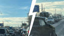«От машины ничего не осталось»: в Ярославле собралась пробка из-за тройной аварии на мосту. Видео