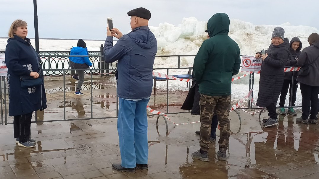 Столпотворение на набережной Сургута: горожане в ожидании ледохода стремятся сделать эффектные фото