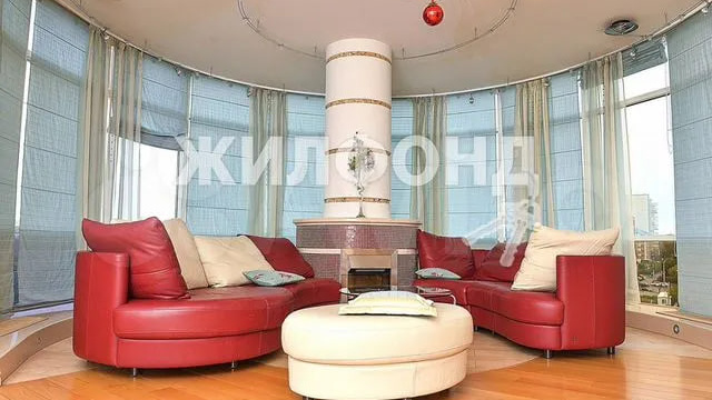 В Новосибирске за 28 миллионов продают округлившуюся квартиру — фото комнат и мебели с выпирающими формами