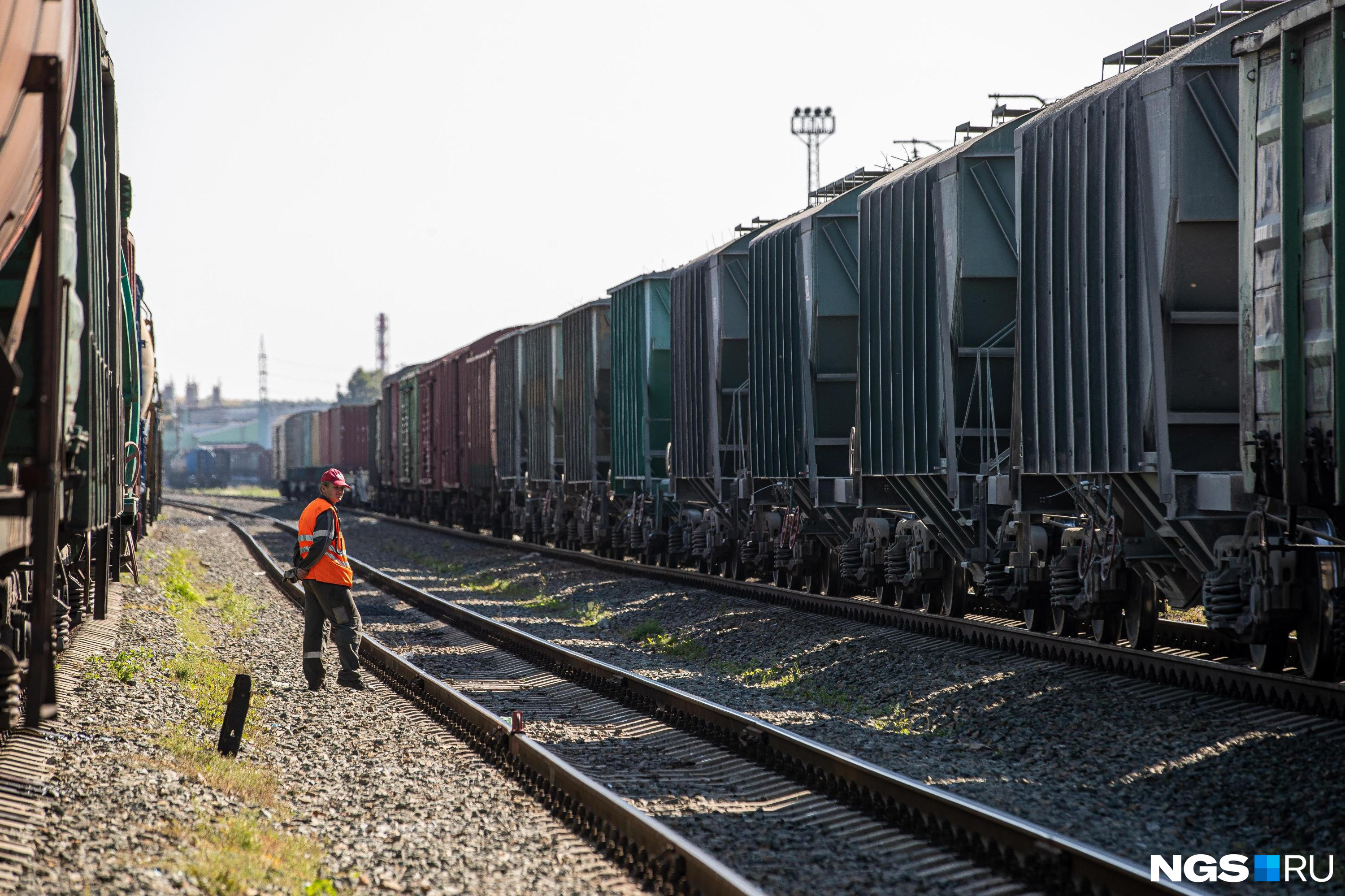Брошенные поезда: РЖД перестала доставлять контейнеры по России — из-за этого будут дорожать бытовые товары