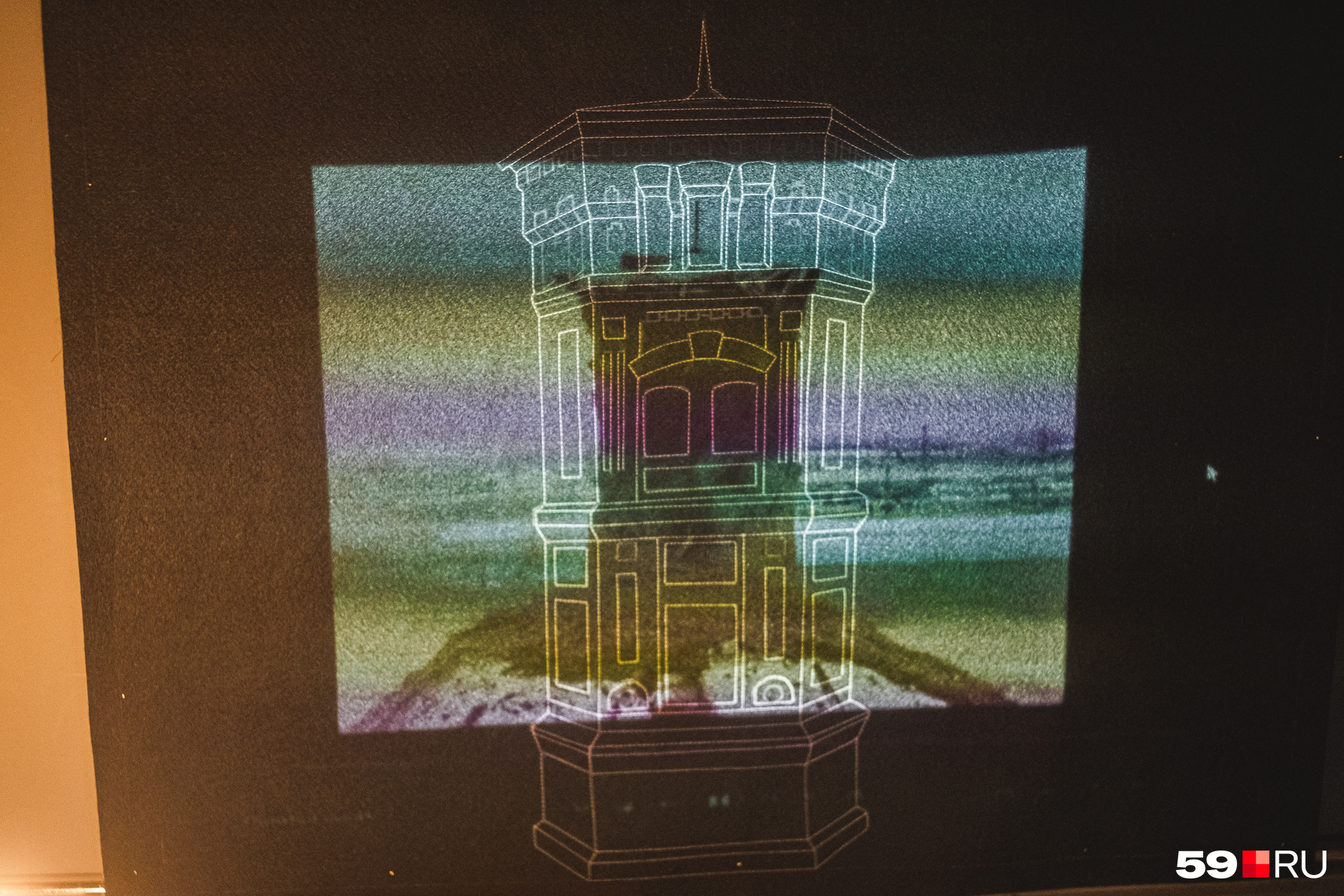 На проекции видно водонапорную башню на Барамзиной, которую <a href="https://59.ru/text/gorod/2022/11/27/71849300/" class="io-leave-page _" target="_blank">разрушили год назад</a>. Одна из работ художника