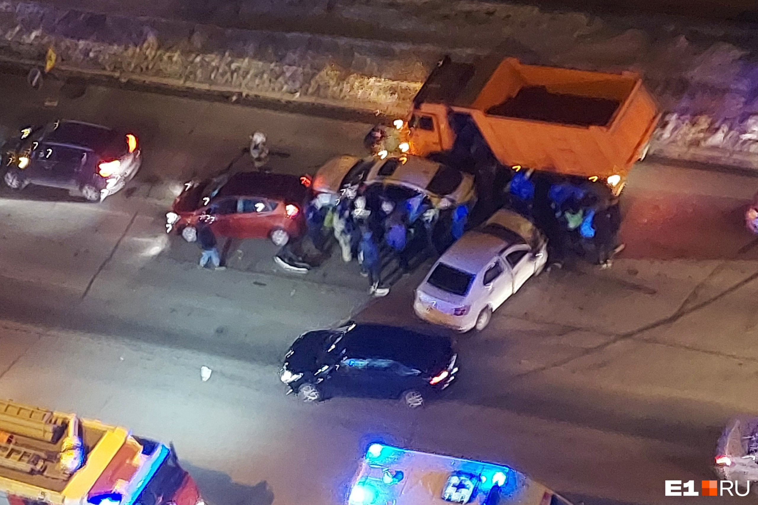 В Екатеринбурге пьяный водитель без прав устроил массовую аварию с грузовиком — подробности ДТП