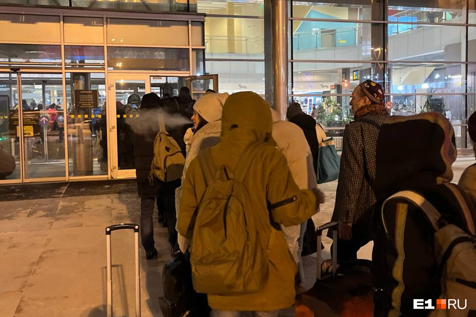 В аэропорту Кольцово выстроилась огромная очередь из желающих улететь. Лайфхак, как избежать толп