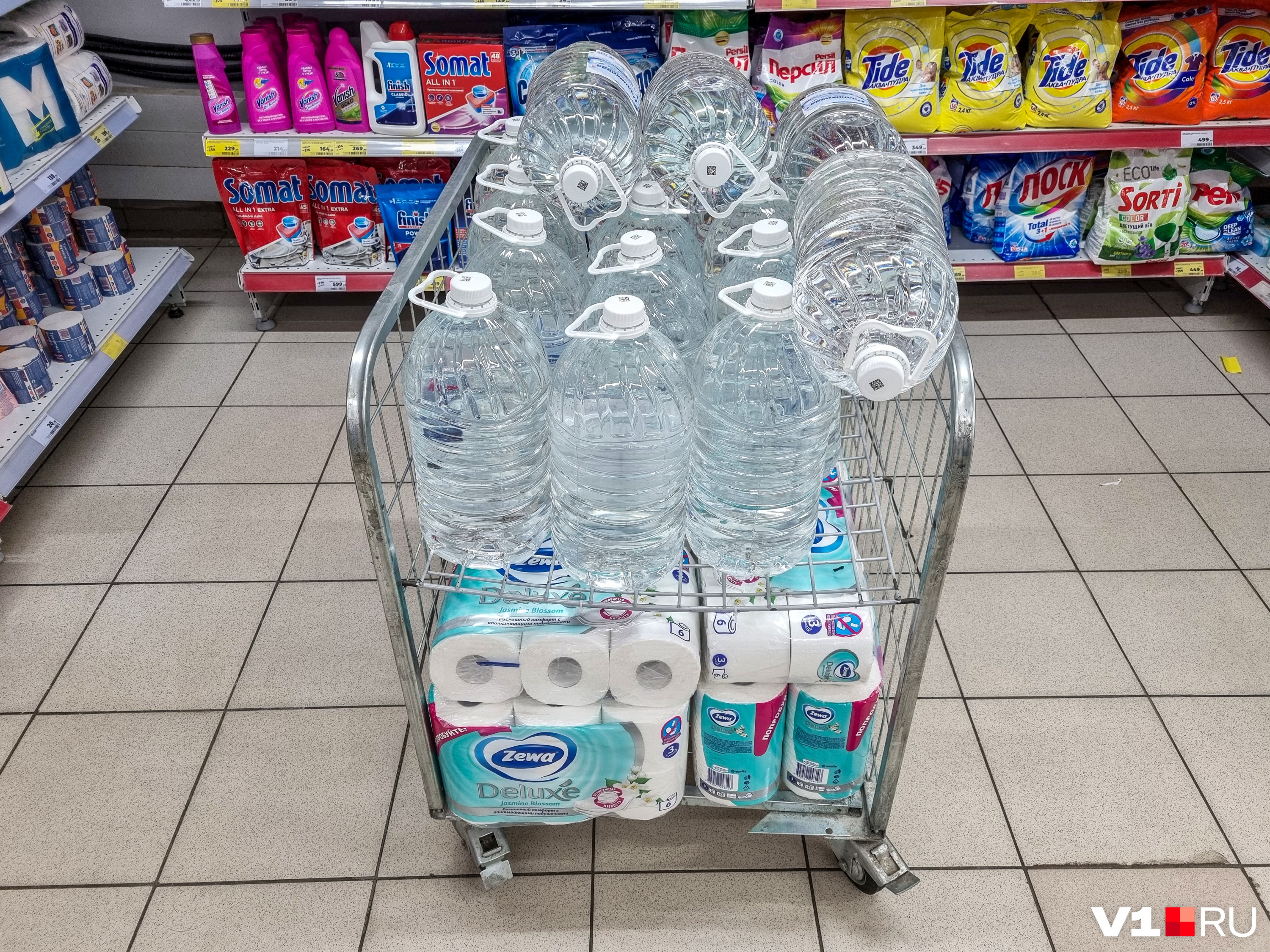 А вот до некоторых магазинов водяной ажиотаж не добрался А вот до некоторых магазинов водяной ажиотаж не добрался