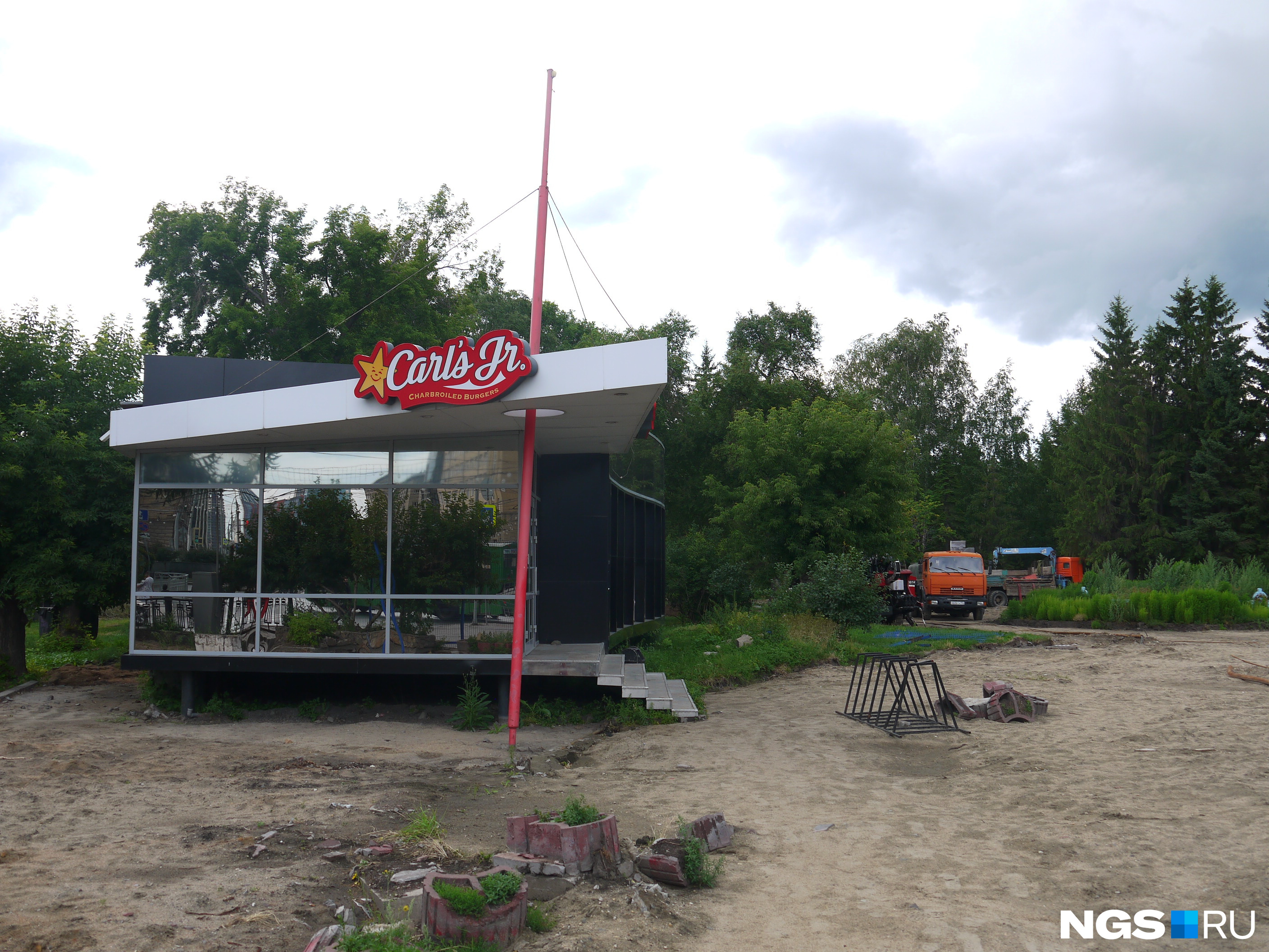 В Новосибирске закрылась последняя бургерная Carl's Jr