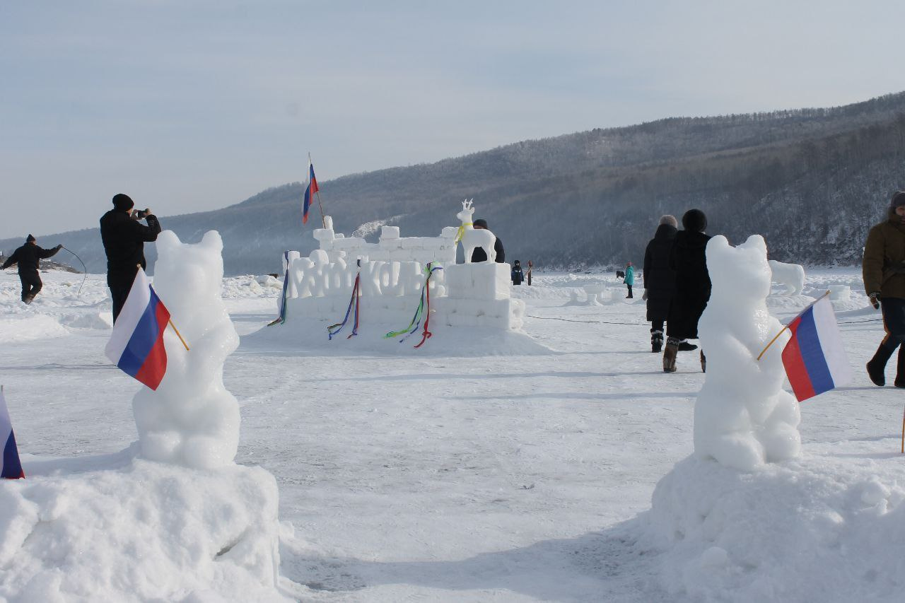 Директор школы с семьей построил снежный городок на Шилке в Забайкалье