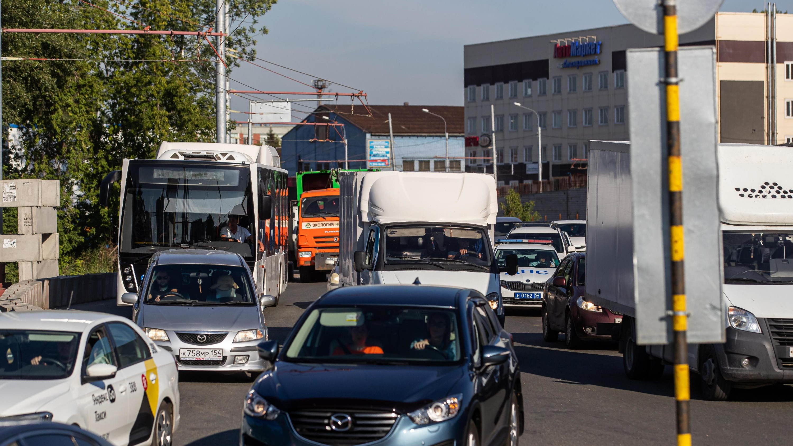 Экс-губернатор Виктор Толоконский сравнил пробки в Новосибирске и Красноярске — где проблема стоит острее