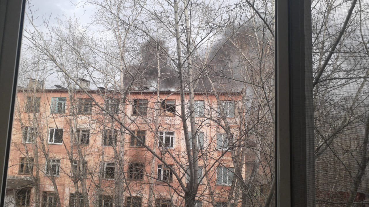 Неизвестные снова подожгли заброшенное здание военного общежития в Чите