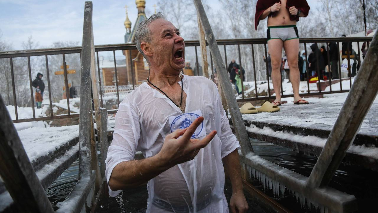 «А-а-а! Спаси и сохрани!»: посмотрите на лица россиян, окунувшихся в прорубь на Крещение
