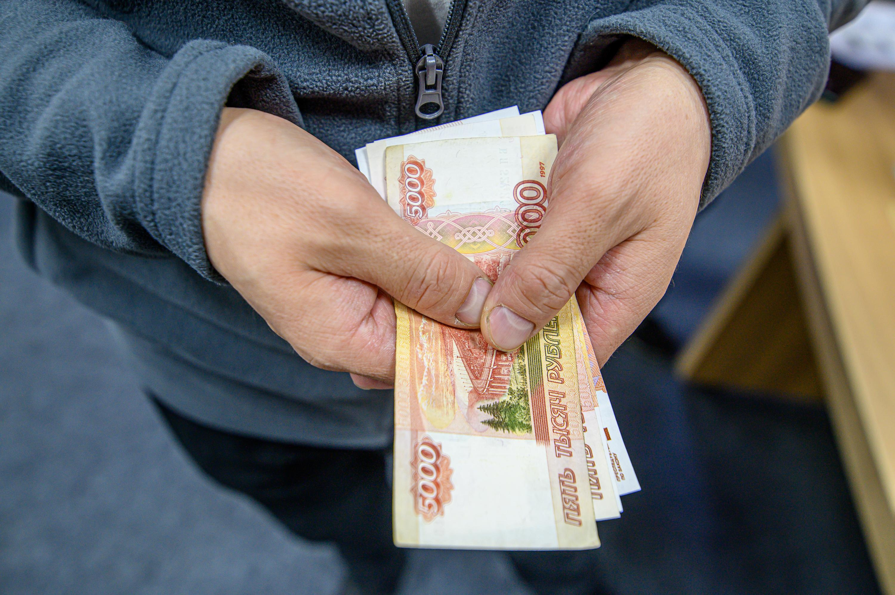 Государство не дает упасть рублю окончательно