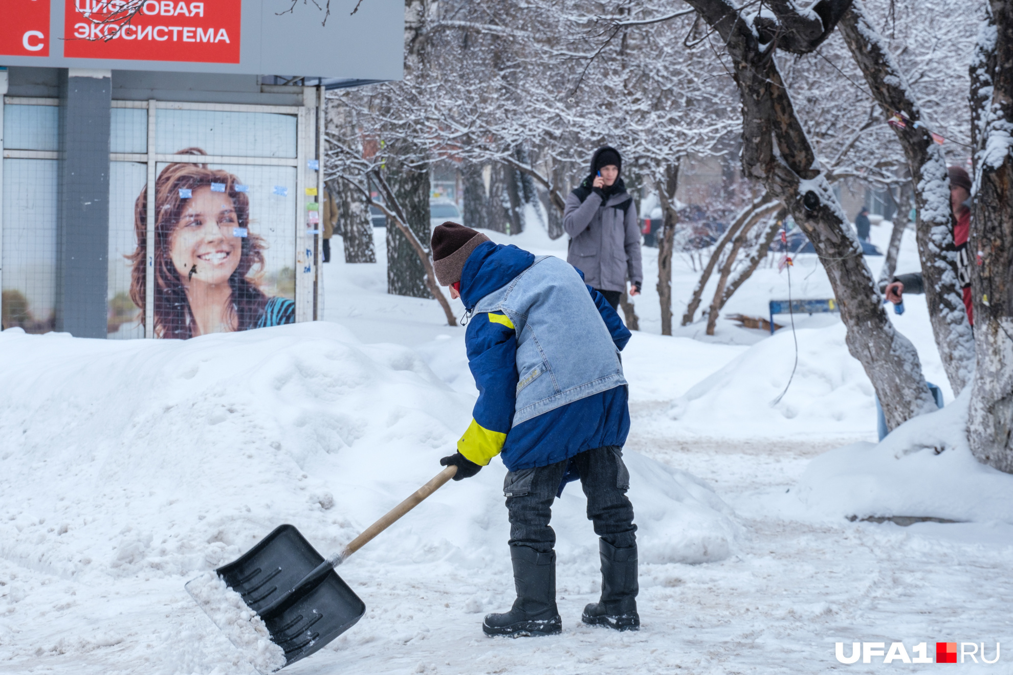 Женщина бодро швыряет снег