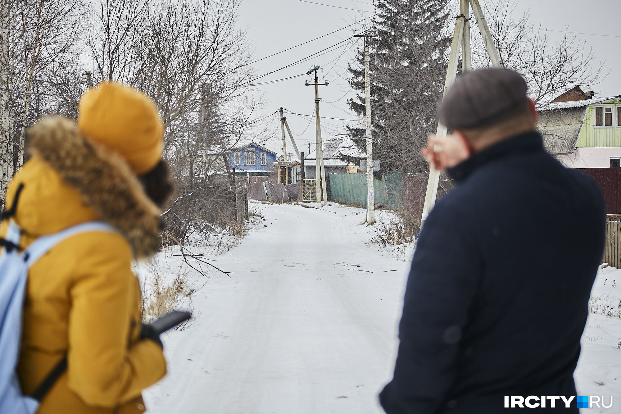 Мужчина показывает место, где дома пострадали сильнее всего Мужчина показывает место, где дома пострадали сильнее всего