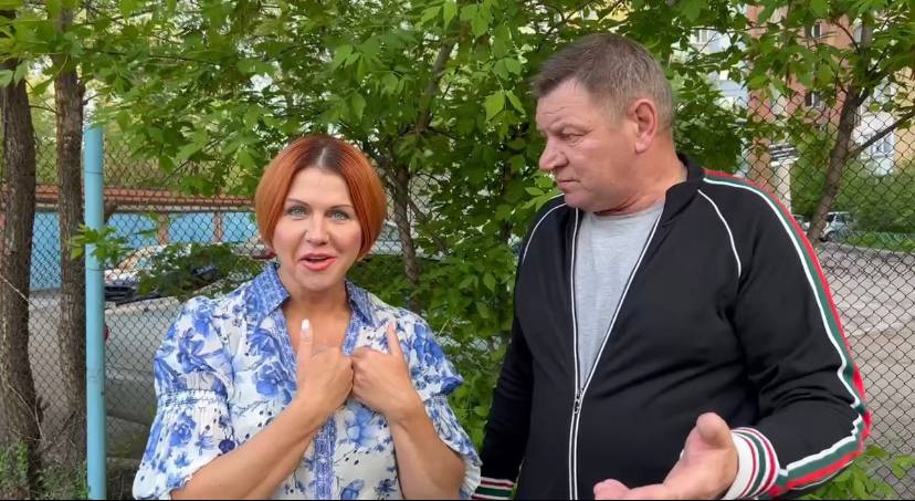 Юрист Оксана Яковлева и Иван Гущин после суда, на котором мужчине вернули права Юрист Оксана Яковлева и Иван Гущин после суда, на котором мужчине вернули права