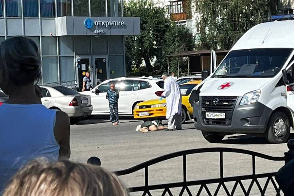 В Петербурге жёстко задержали женщину, у которой не оказалось оригинала СТС авто – видео