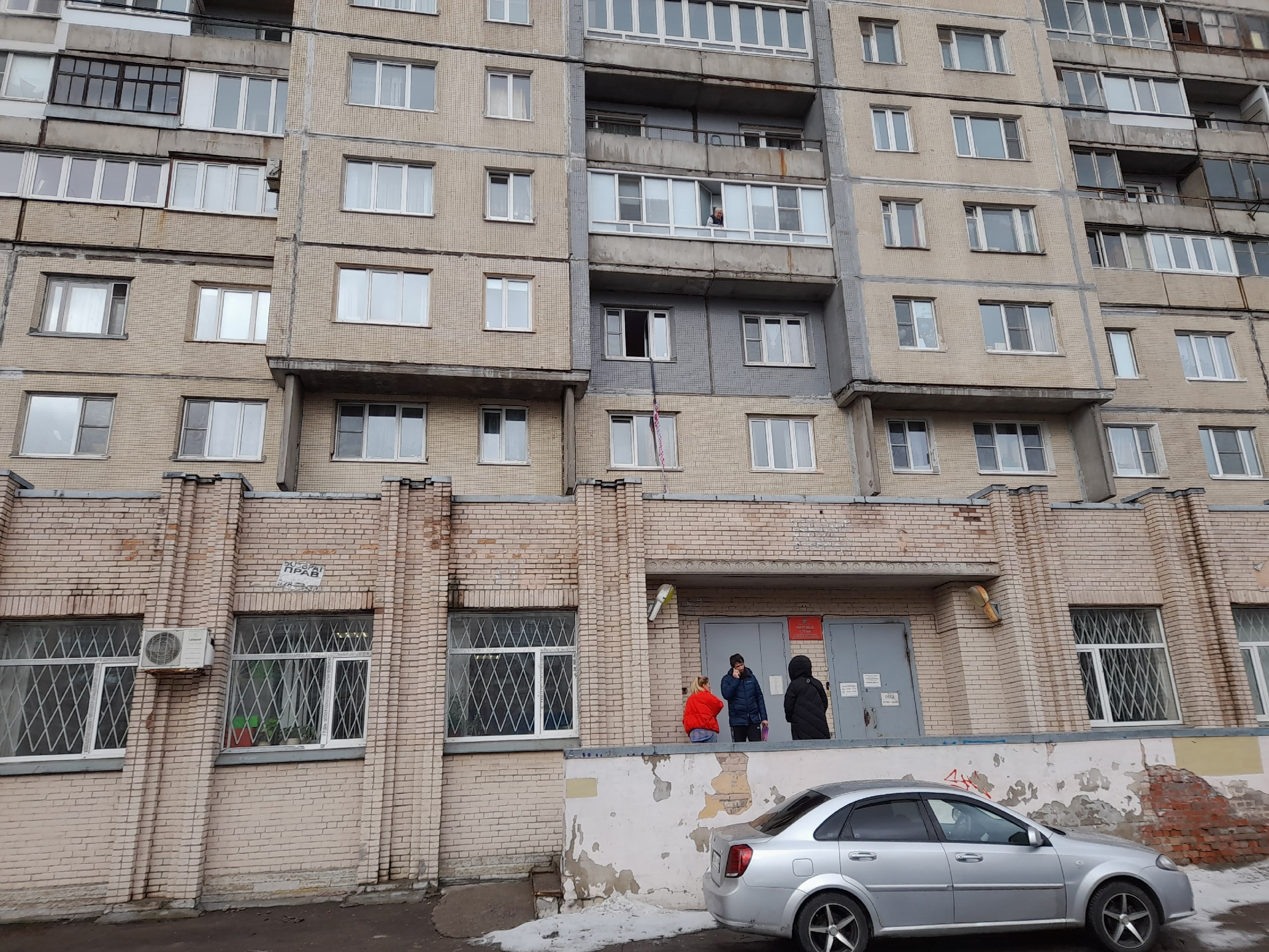 В Петербурге из окна 3-го этажа по простыням спускалась женщина. С козырька её снимали спасатели