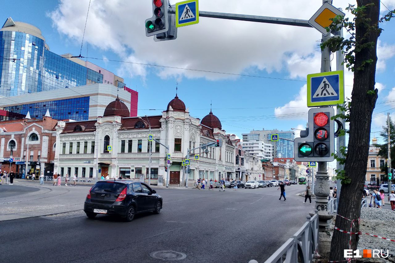 В самом центре Екатеринбурга изменили правила проезда сложного перекрестка: видео