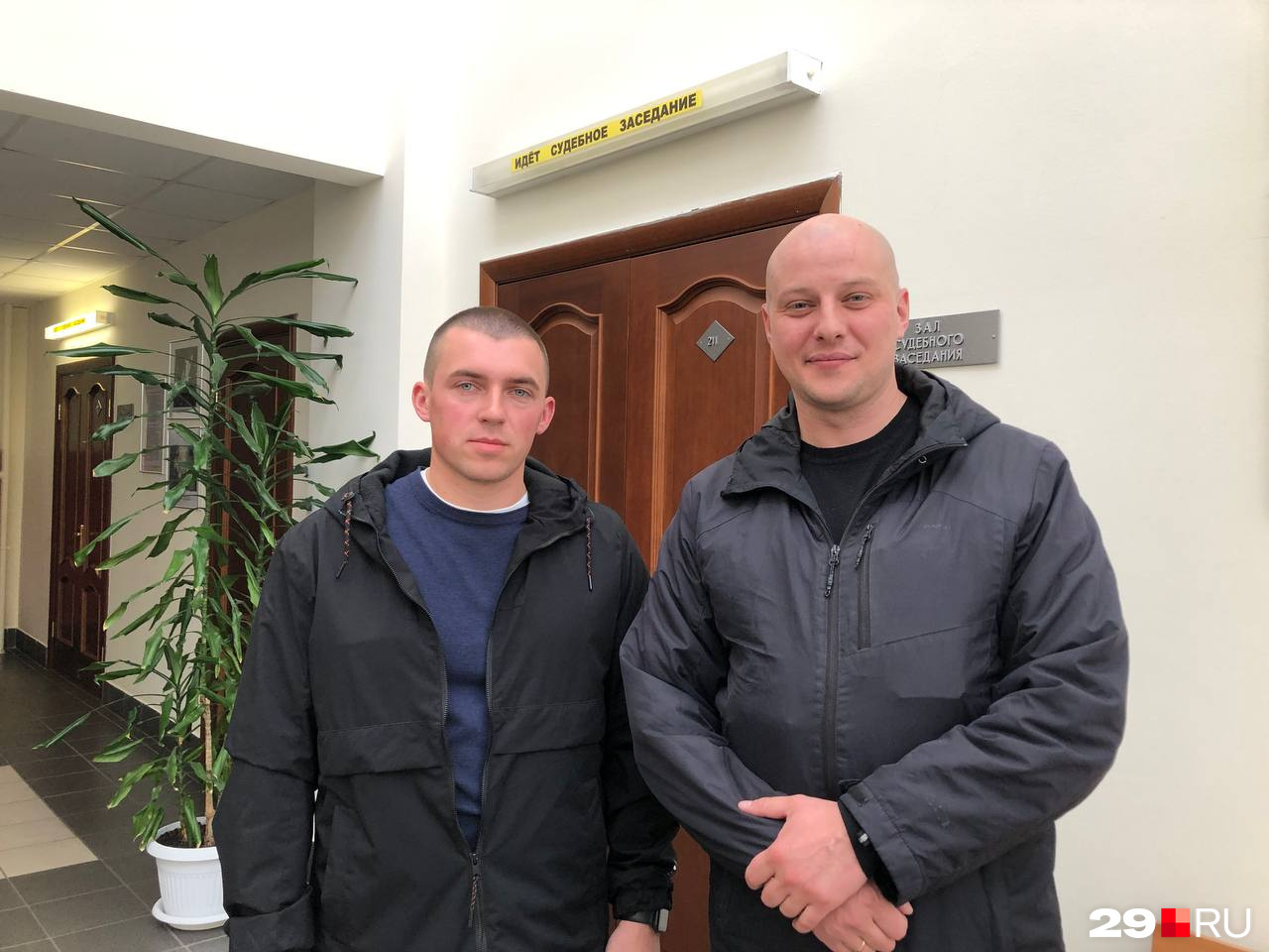 Уволенные гаишники Александр Овсянников и Дмитрий Гришин Уволенные гаишники Александр Овсянников и Дмитрий Гришин
